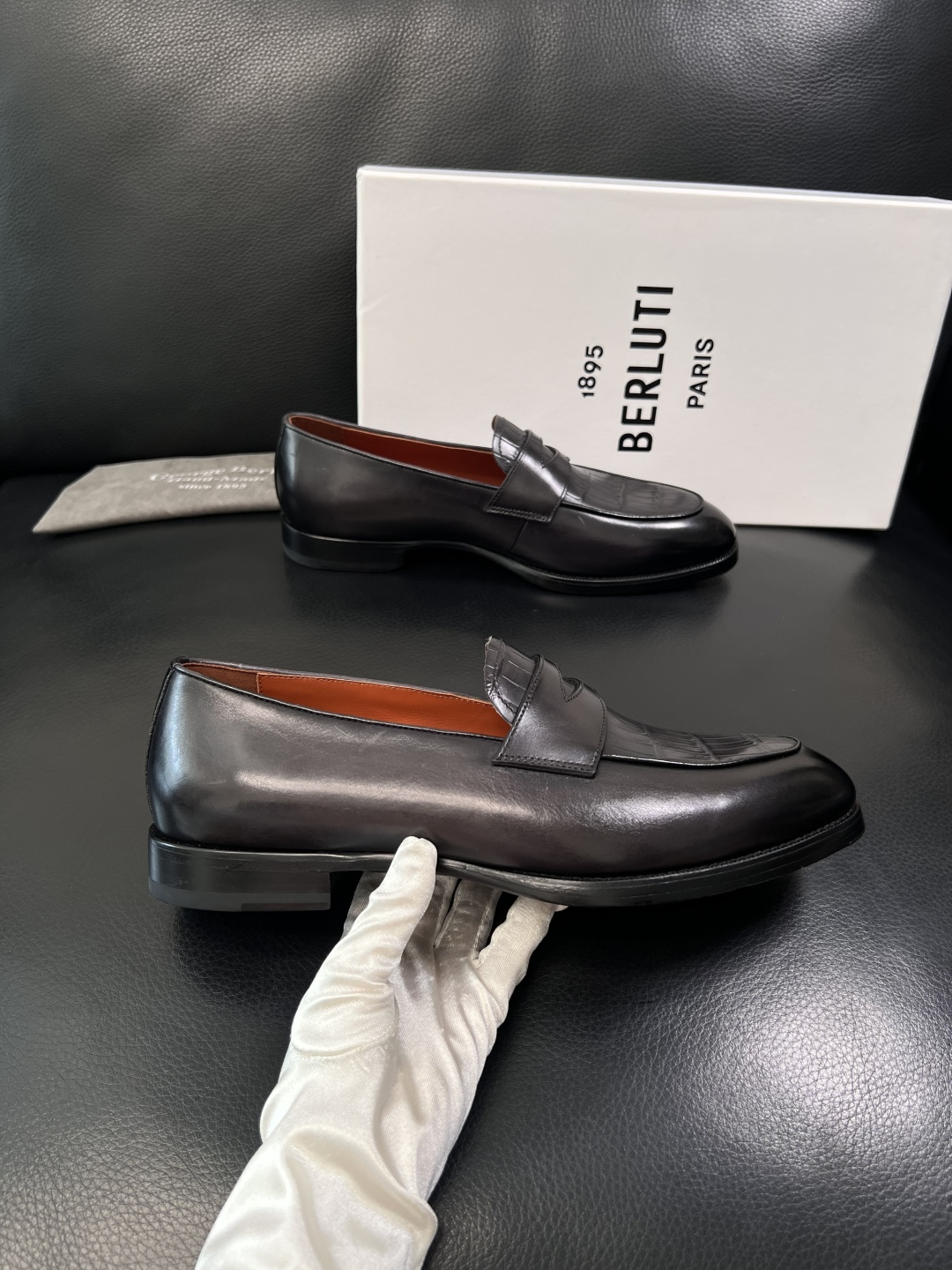 Berluti  高品质  顶级工艺品  布鲁提 专柜同步发售原厂配置，意大利进口牛皮面料，全进口水染牛