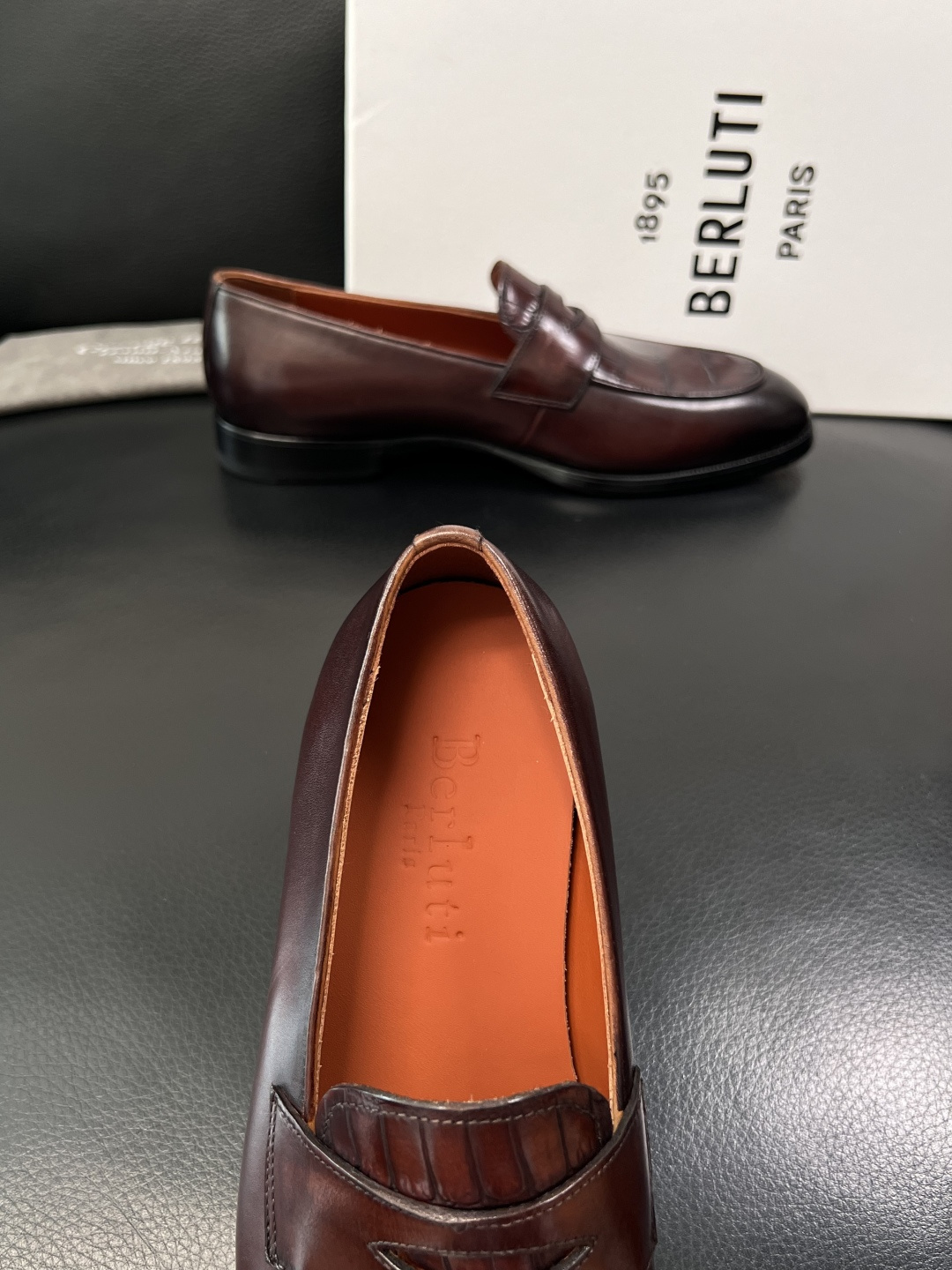 Berluti  高品质  顶级工艺品  布鲁提 专柜同步发售原厂配置，意大利进口牛皮面料，全进口水染牛