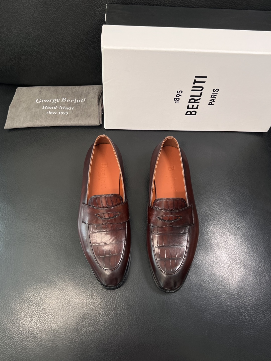 Berluti  高品质  顶级工艺品  布鲁提 专柜同步发售原厂配置，意大利进口牛皮面料，全进口水染牛