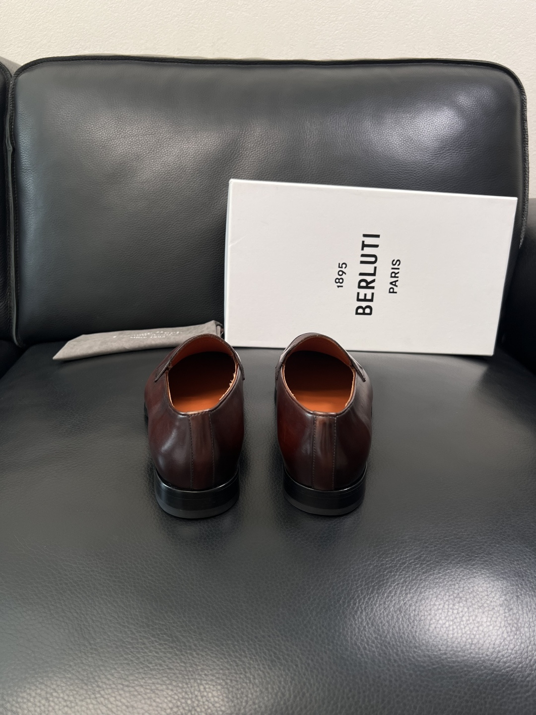 Berluti  高品质  顶级工艺品  布鲁提 专柜同步发售原厂配置，意大利进口牛皮面料，全进口水染牛