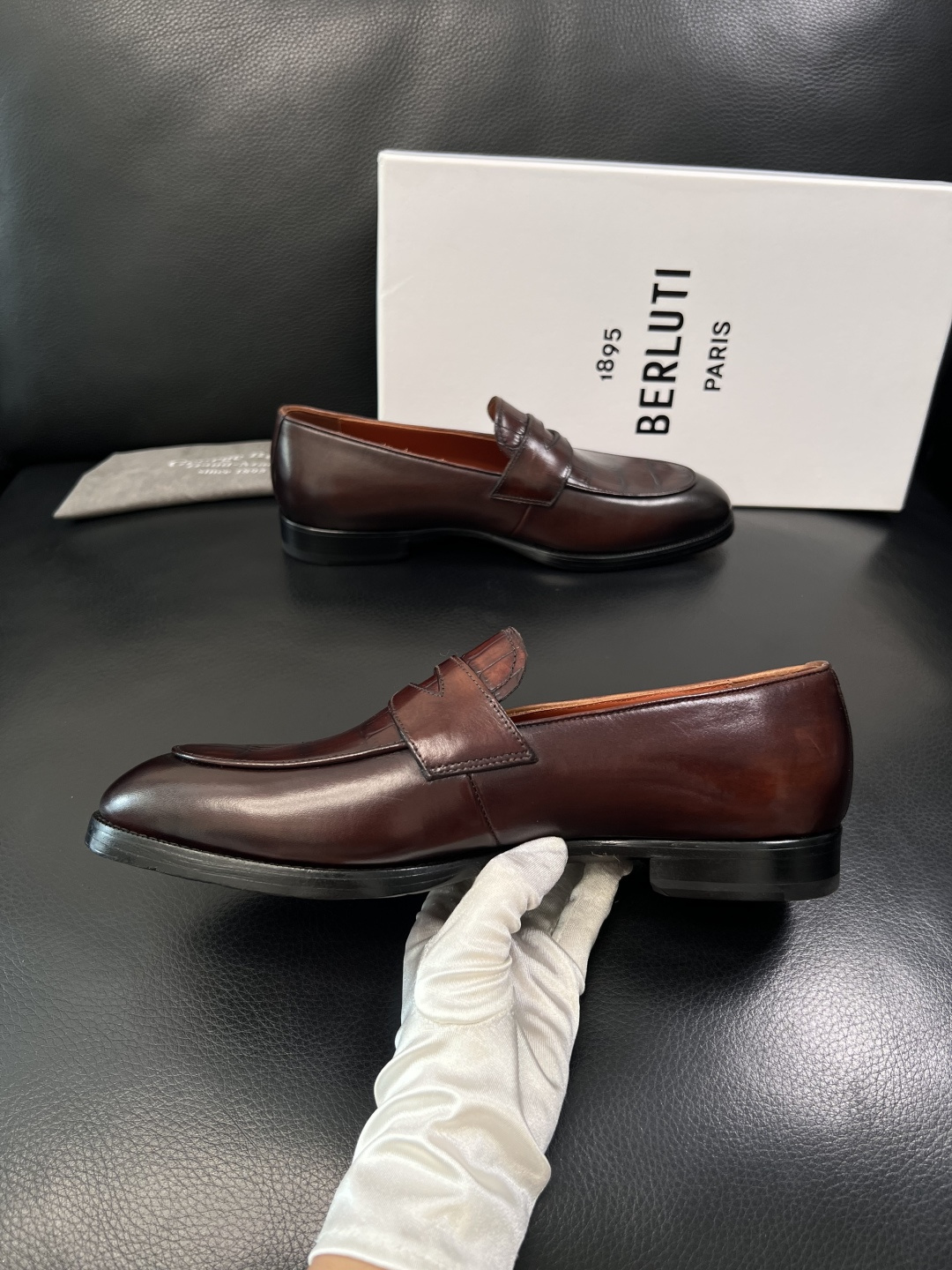 Berluti  高品质  顶级工艺品  布鲁提 专柜同步发售原厂配置，意大利进口牛皮面料，全进口水染牛