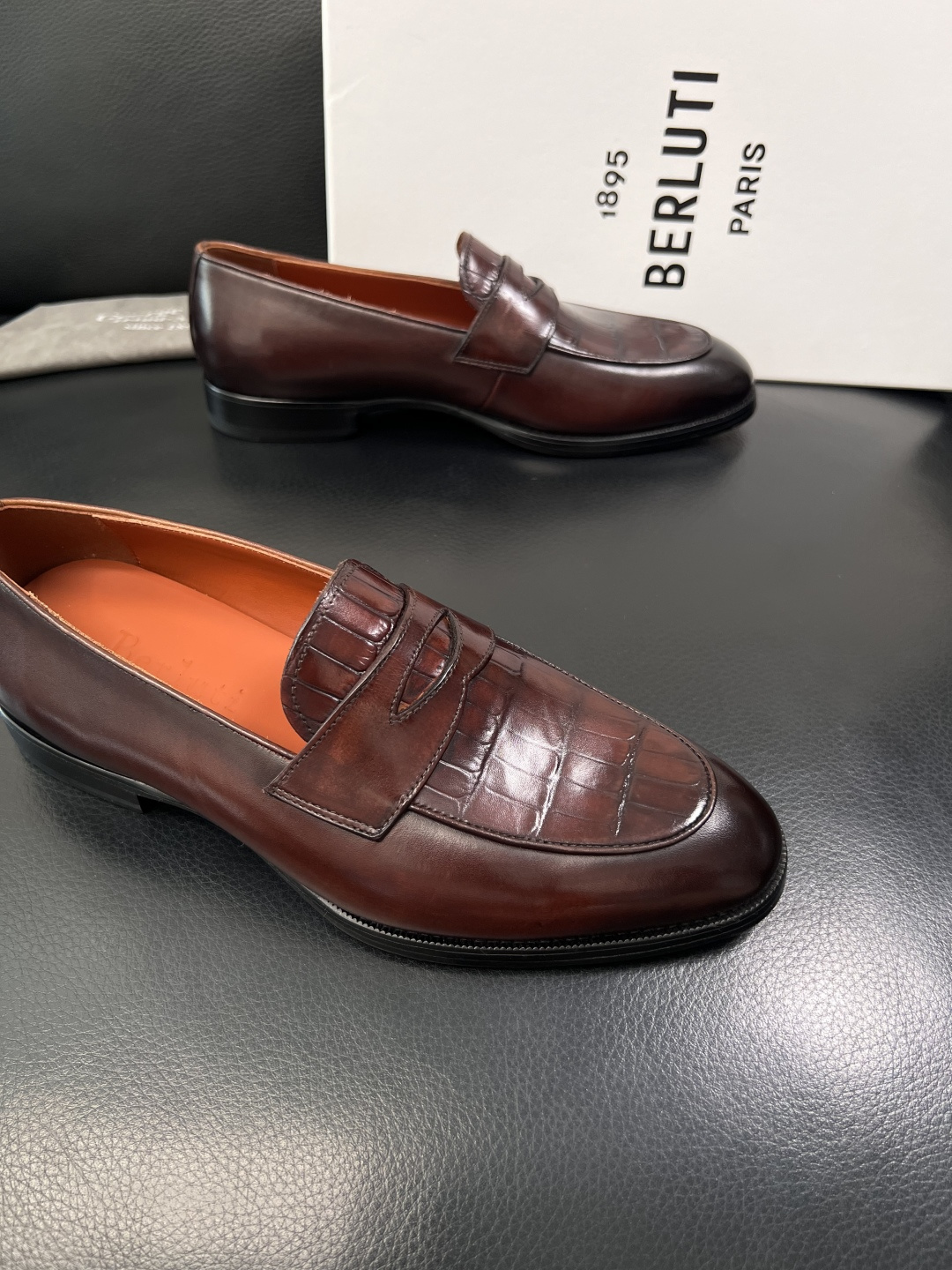 Berluti  高品质  顶级工艺品  布鲁提 专柜同步发售原厂配置，意大利进口牛皮面料，全进口水染牛
