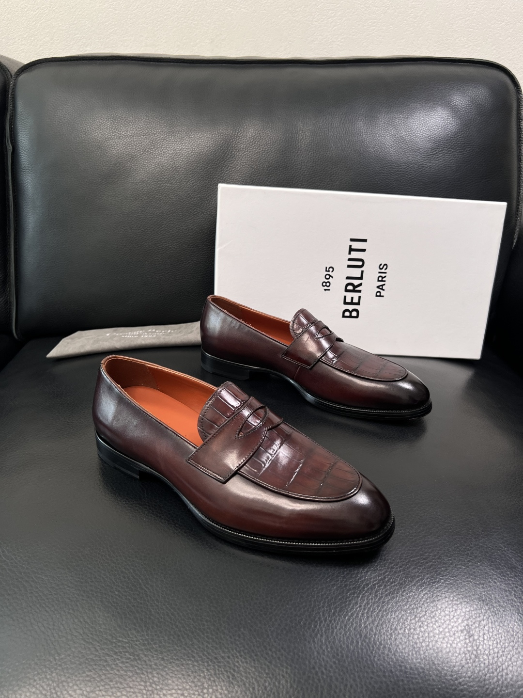 Berluti  高品质  顶级工艺品  布鲁提 专柜同步发售原厂配置，意大利进口牛皮面料，全进口水染牛