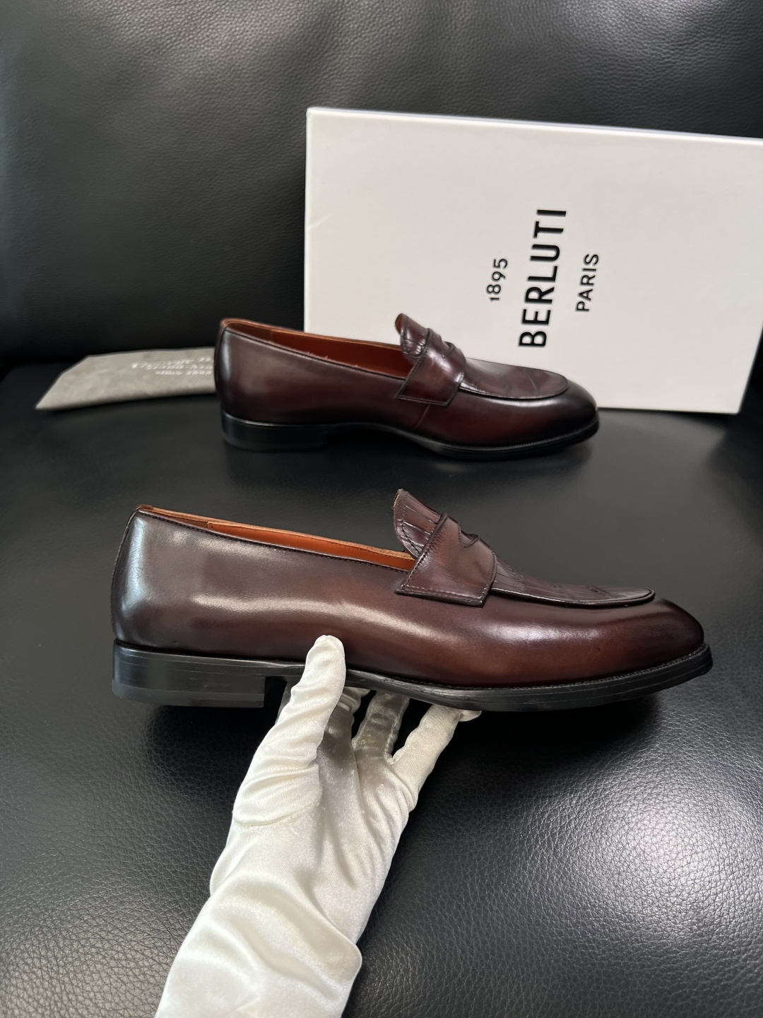 Berluti  高品质  顶级工艺品  布鲁提 专柜同步发售原厂配置，意大利进口牛皮面料，全进口水染牛