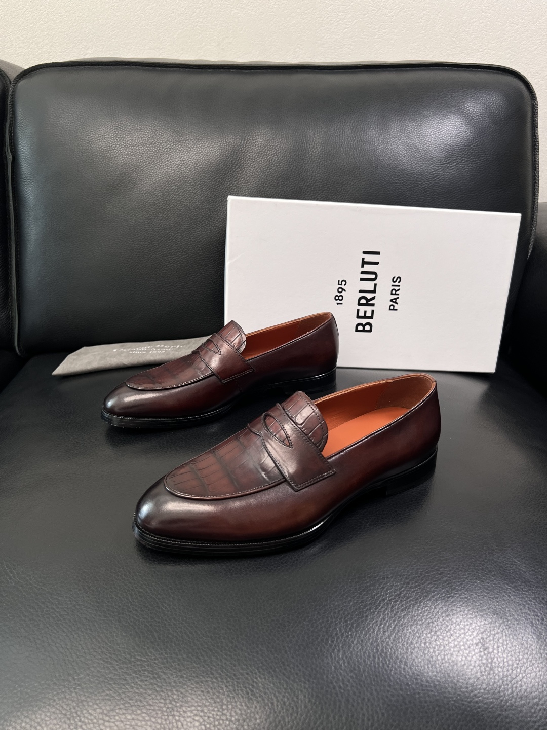 Berluti  高品质  顶级工艺品  布鲁提 专柜同步发售原厂配置，意大利进口牛皮面料，全进口水染牛