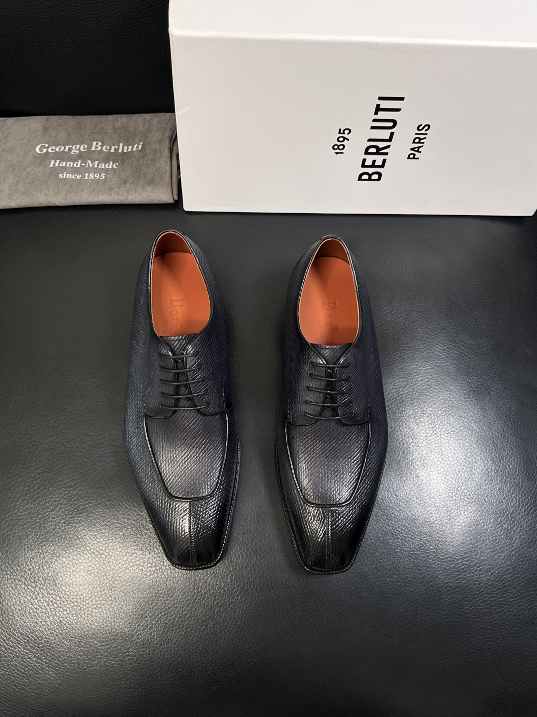 Berluti  高品质  顶级工艺品  布鲁提 专柜同步发售原厂配置，意大利进口牛皮面料，全进口水染牛