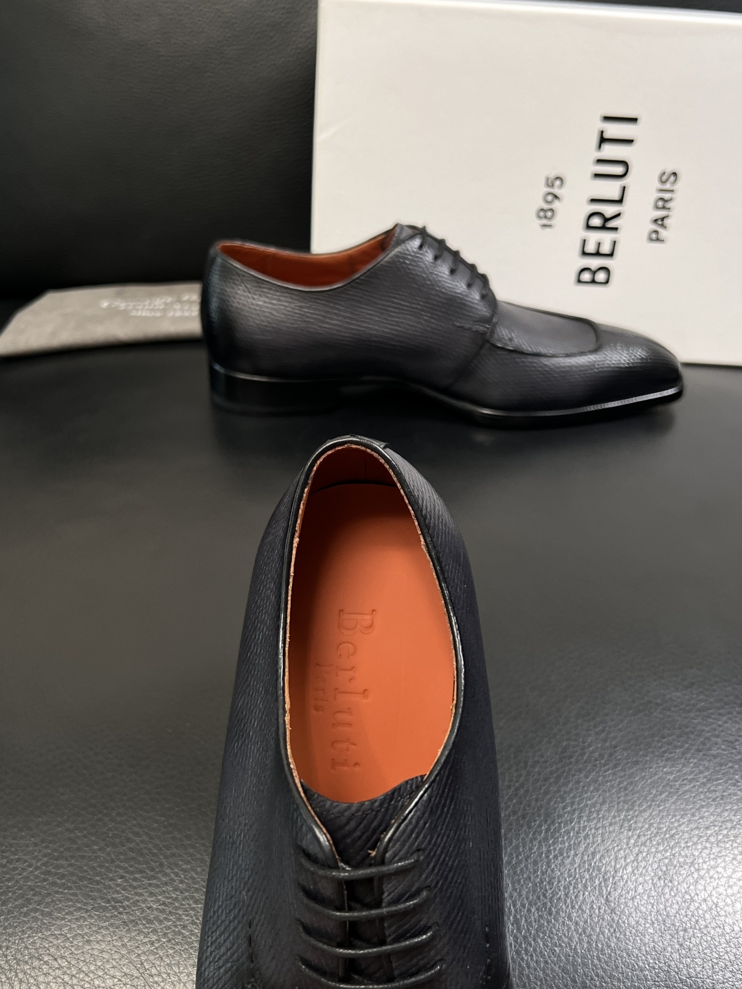 Berluti  高品质  顶级工艺品  布鲁提 专柜同步发售原厂配置，意大利进口牛皮面料，全进口水染牛