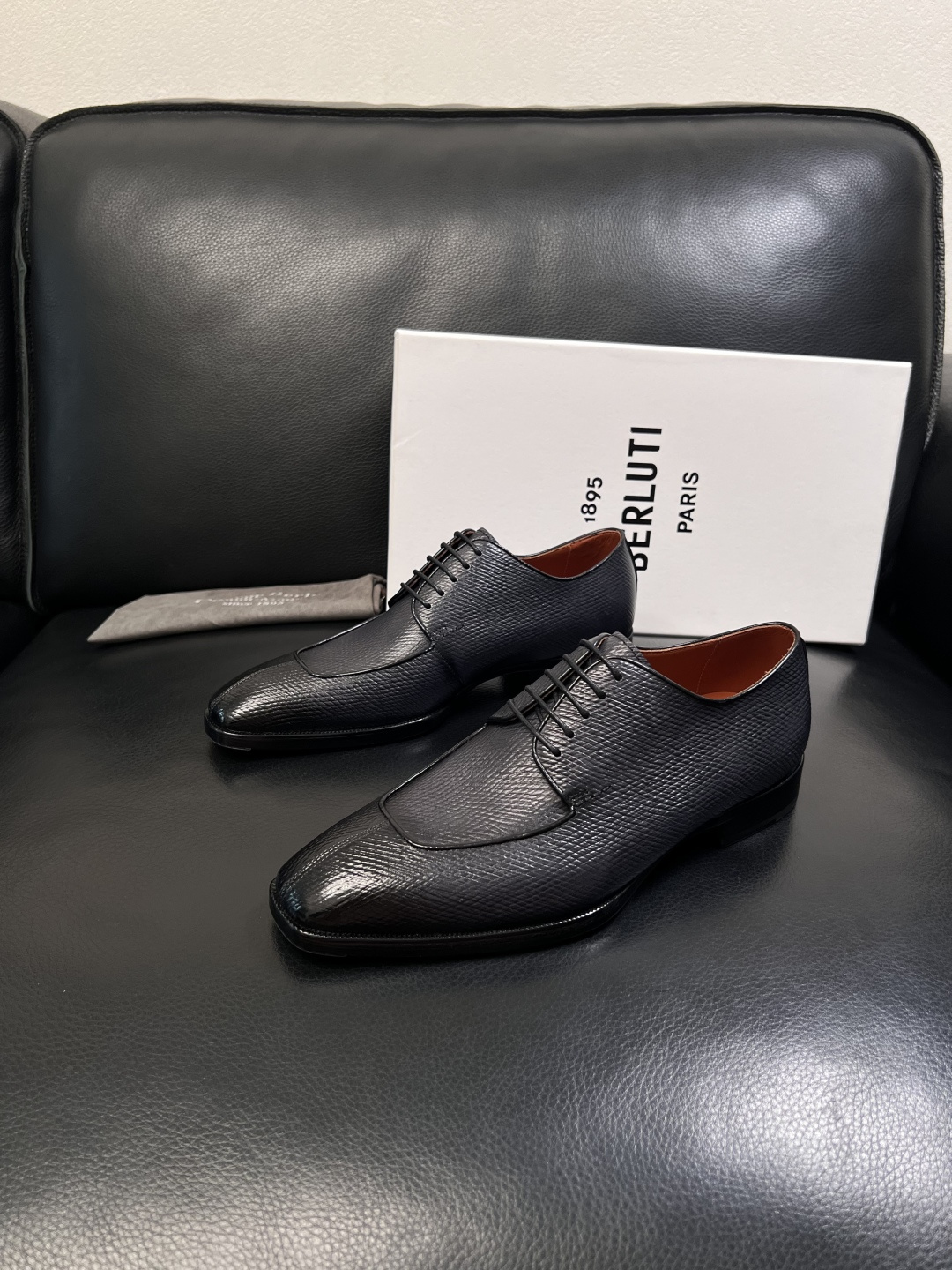 Berluti  高品质  顶级工艺品  布鲁提 专柜同步发售原厂配置，意大利进口牛皮面料，全进口水染牛
