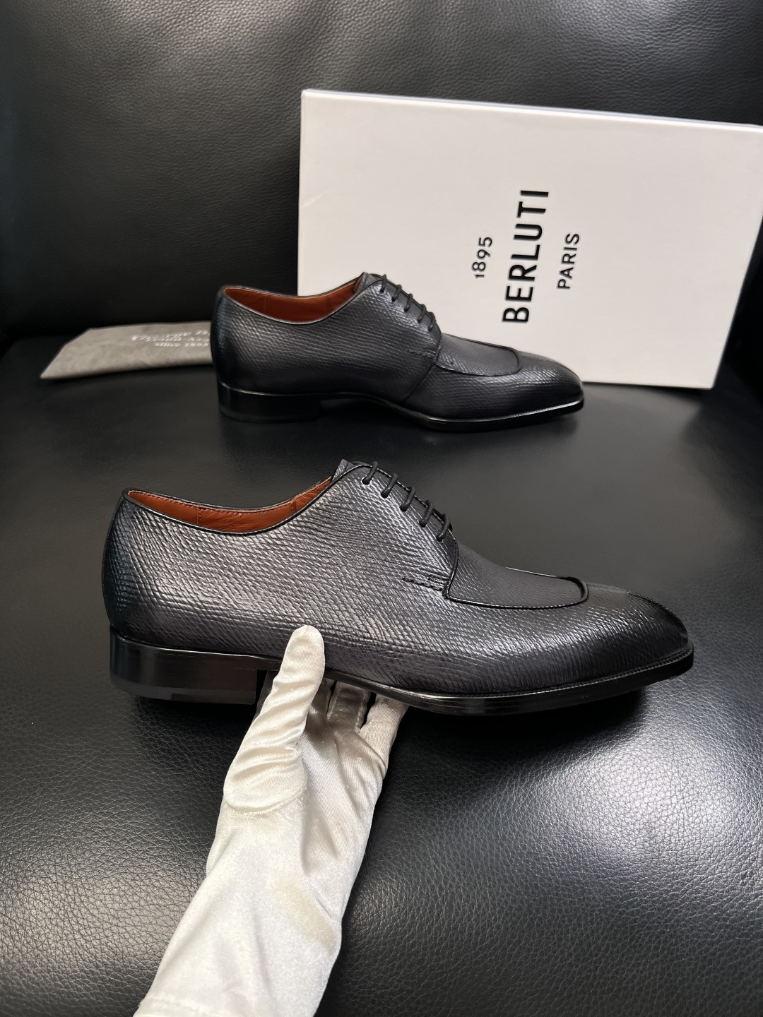 Berluti  高品质  顶级工艺品  布鲁提 专柜同步发售原厂配置，意大利进口牛皮面料，全进口水染牛
