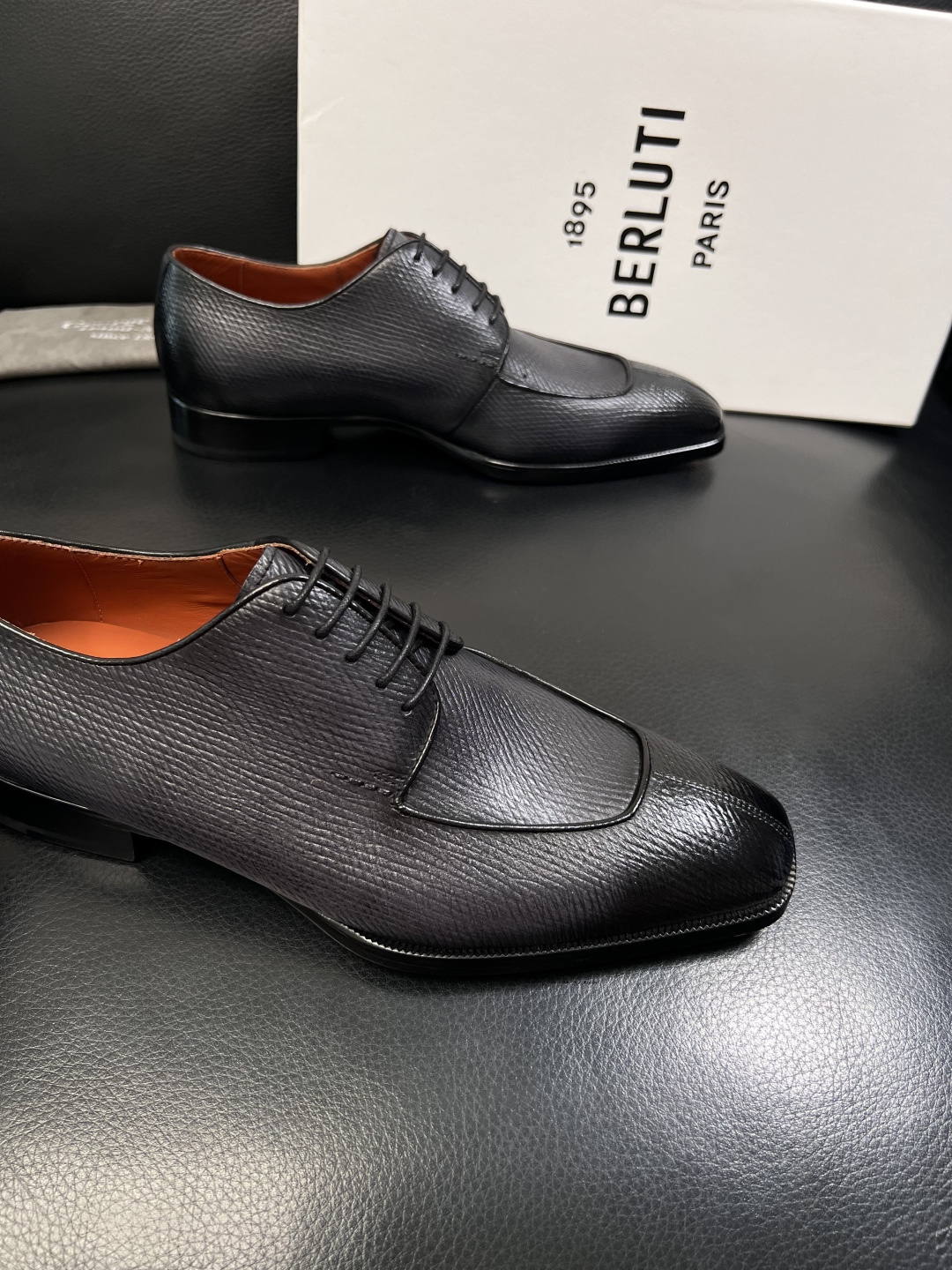 Berluti  高品质  顶级工艺品  布鲁提 专柜同步发售原厂配置，意大利进口牛皮面料，全进口水染牛