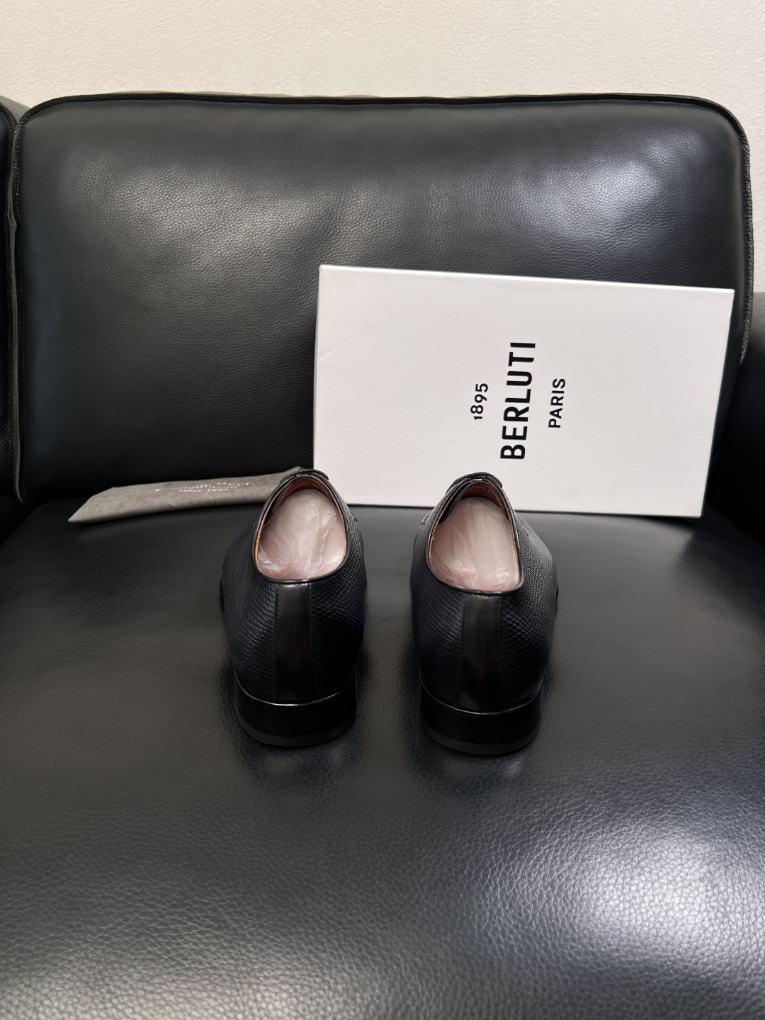 Berluti  高品质  顶级工艺品  布鲁提 专柜同步发售原厂配置，意大利进口牛皮面料，全进口水染牛