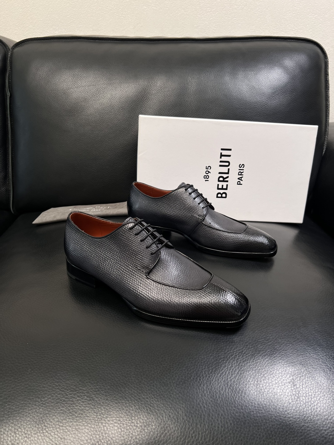 Berluti  高品质  顶级工艺品  布鲁提 专柜同步发售原厂配置，意大利进口牛皮面料，全进口水染牛