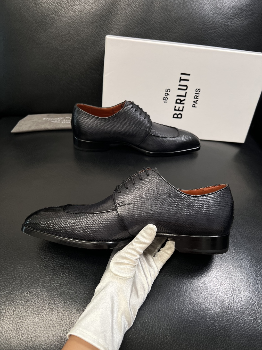 Berluti  高品质  顶级工艺品  布鲁提 专柜同步发售原厂配置，意大利进口牛皮面料，全进口水染牛