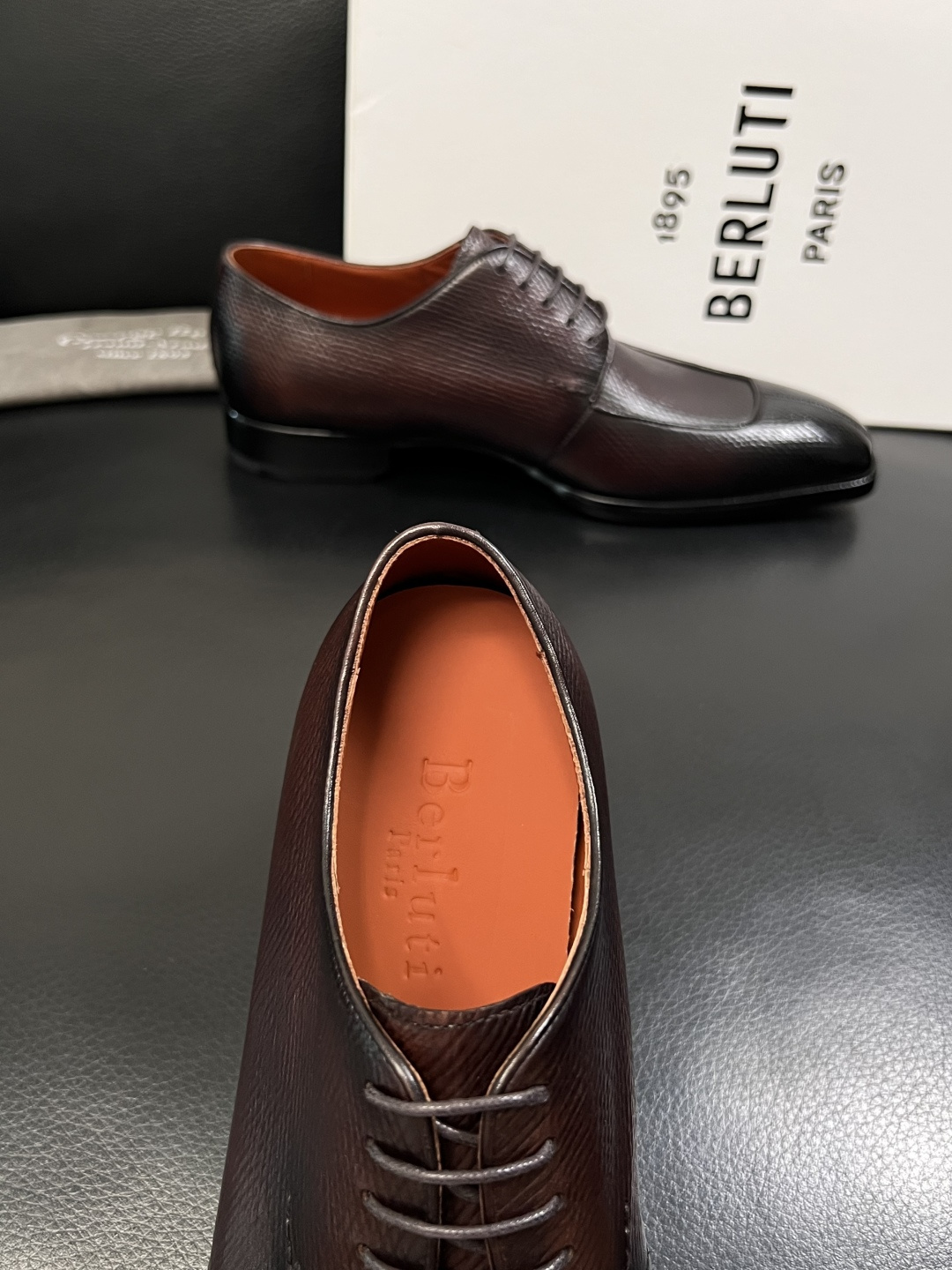 Berluti  高品质  顶级工艺品  布鲁提 专柜同步发售原厂配置，意大利进口牛皮面料，全进口水染牛