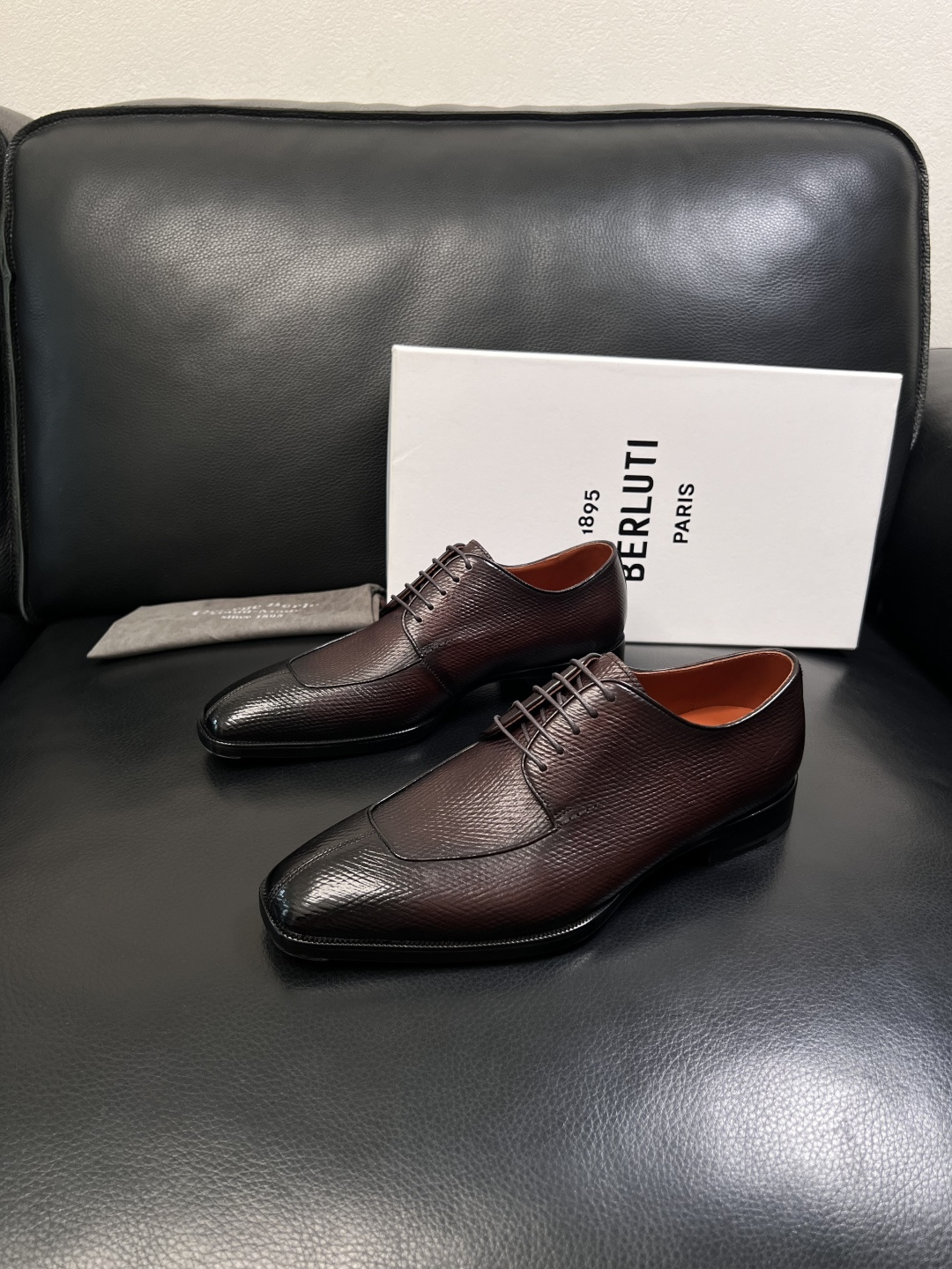 Berluti  高品质  顶级工艺品  布鲁提 专柜同步发售原厂配置，意大利进口牛皮面料，全进口水染牛
