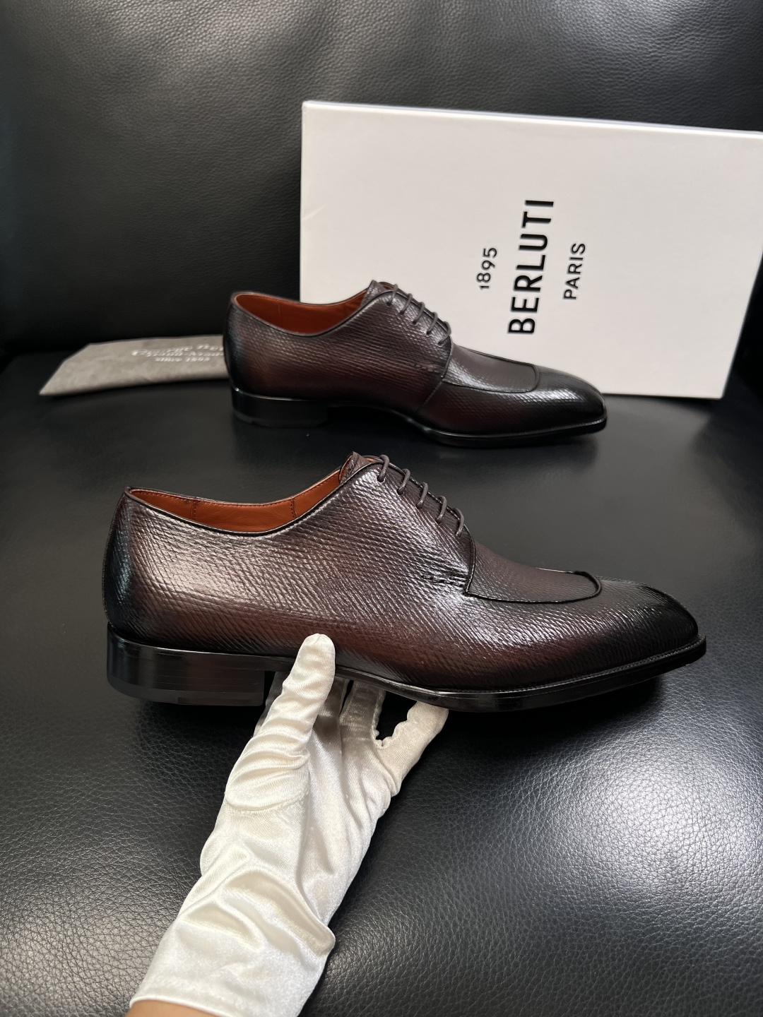 Berluti  高品质  顶级工艺品  布鲁提 专柜同步发售原厂配置，意大利进口牛皮面料，全进口水染牛