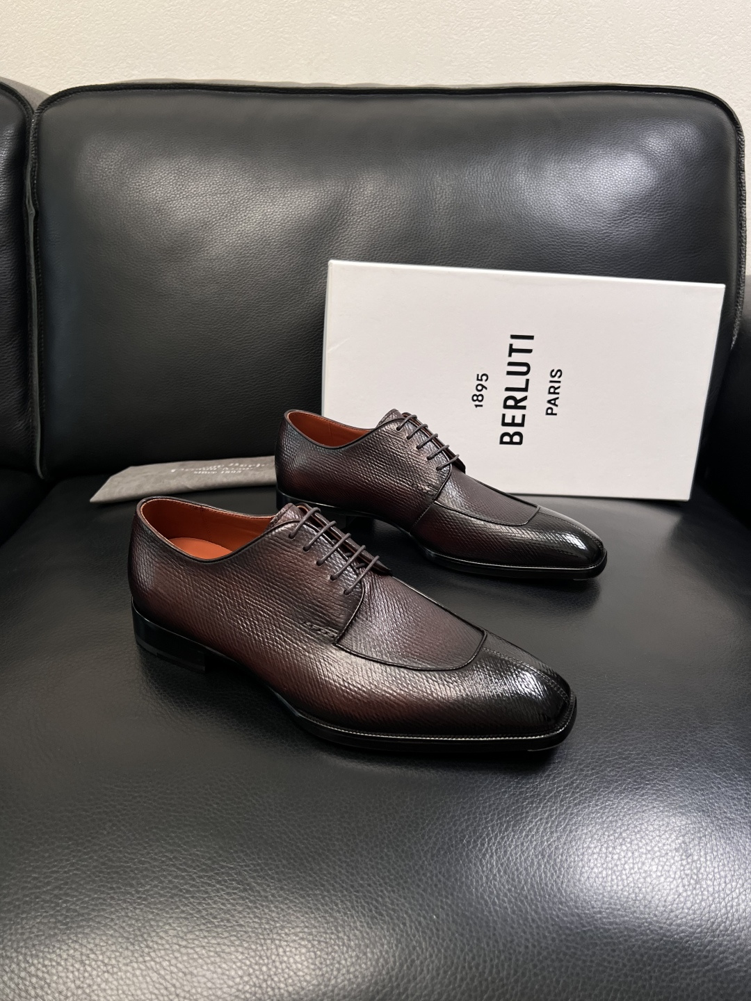 NO:853677,Berluti high-quality top handicrafts. Berluti counters sell original configuration simultaneously, Italian imported cowhide fabrics, fully imported water-dyed cowhide linings, soles specially provided by the original factory and super comfortable, original factory follow-up goods, code number 39-44 (order 38 45 46),,cowhide19860909Berluti 高品质 顶级工艺品 布鲁提 专柜同步发售原厂配置,意大利进口牛皮面料,全进口水染牛皮里垫,鞋底原厂特供原版底超级舒适,原厂跟单货,码数 39-44（订38 45 46）,,cowhide,Men's shoes