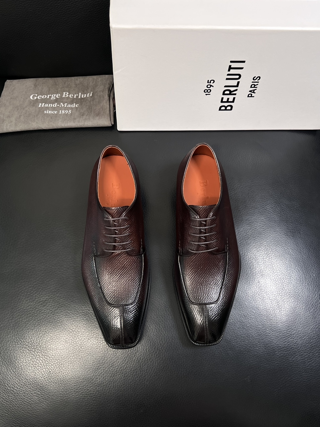 Berluti  高品质  顶级工艺品  布鲁提 专柜同步发售原厂配置，意大利进口牛皮面料，全进口水染牛