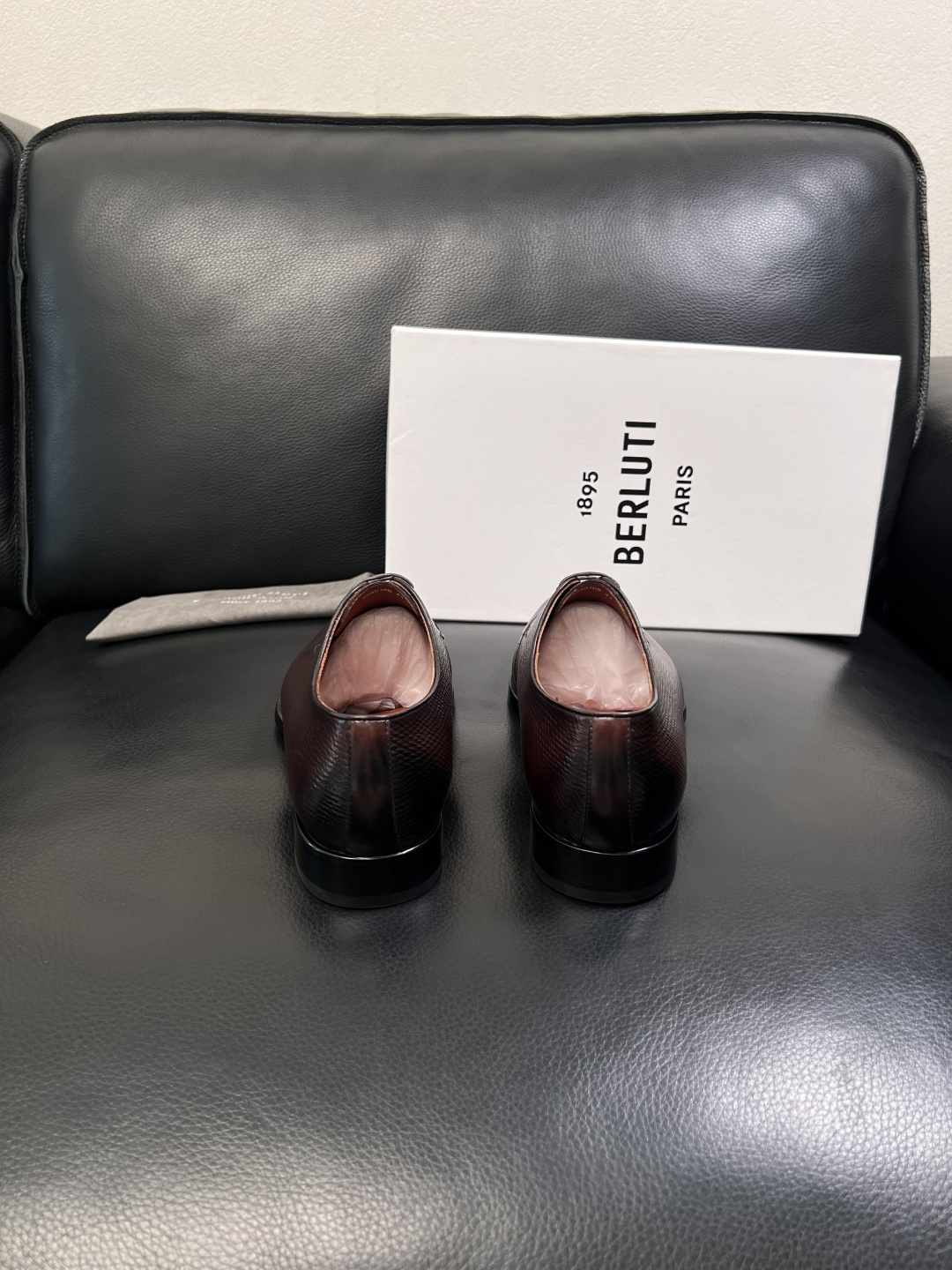 Berluti  高品质  顶级工艺品  布鲁提 专柜同步发售原厂配置，意大利进口牛皮面料，全进口水染牛