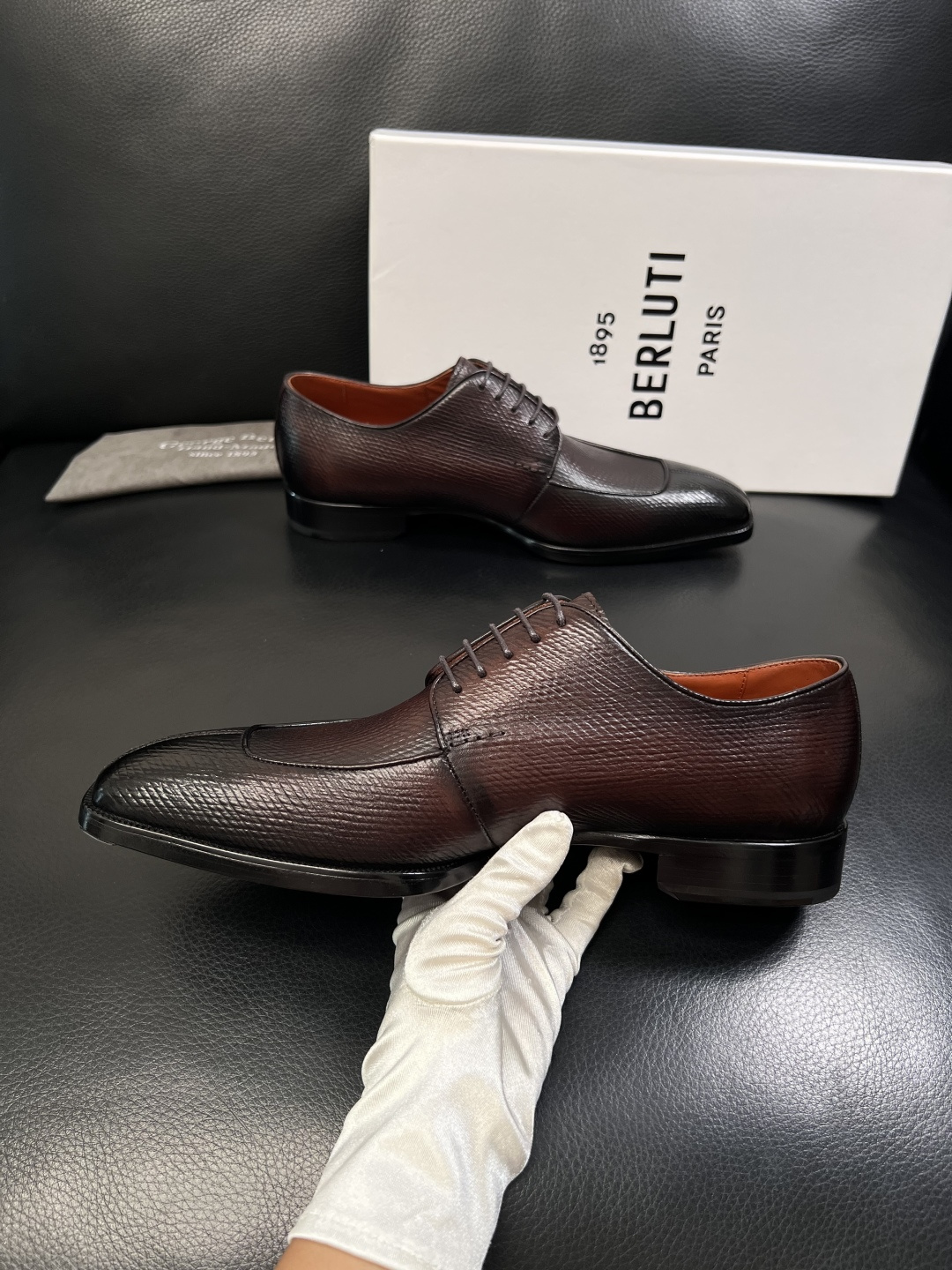 Berluti  高品质  顶级工艺品  布鲁提 专柜同步发售原厂配置，意大利进口牛皮面料，全进口水染牛