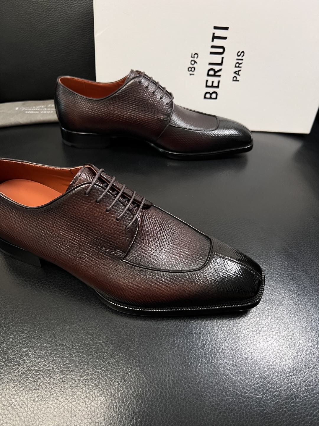 Berluti  高品质  顶级工艺品  布鲁提 专柜同步发售原厂配置，意大利进口牛皮面料，全进口水染牛