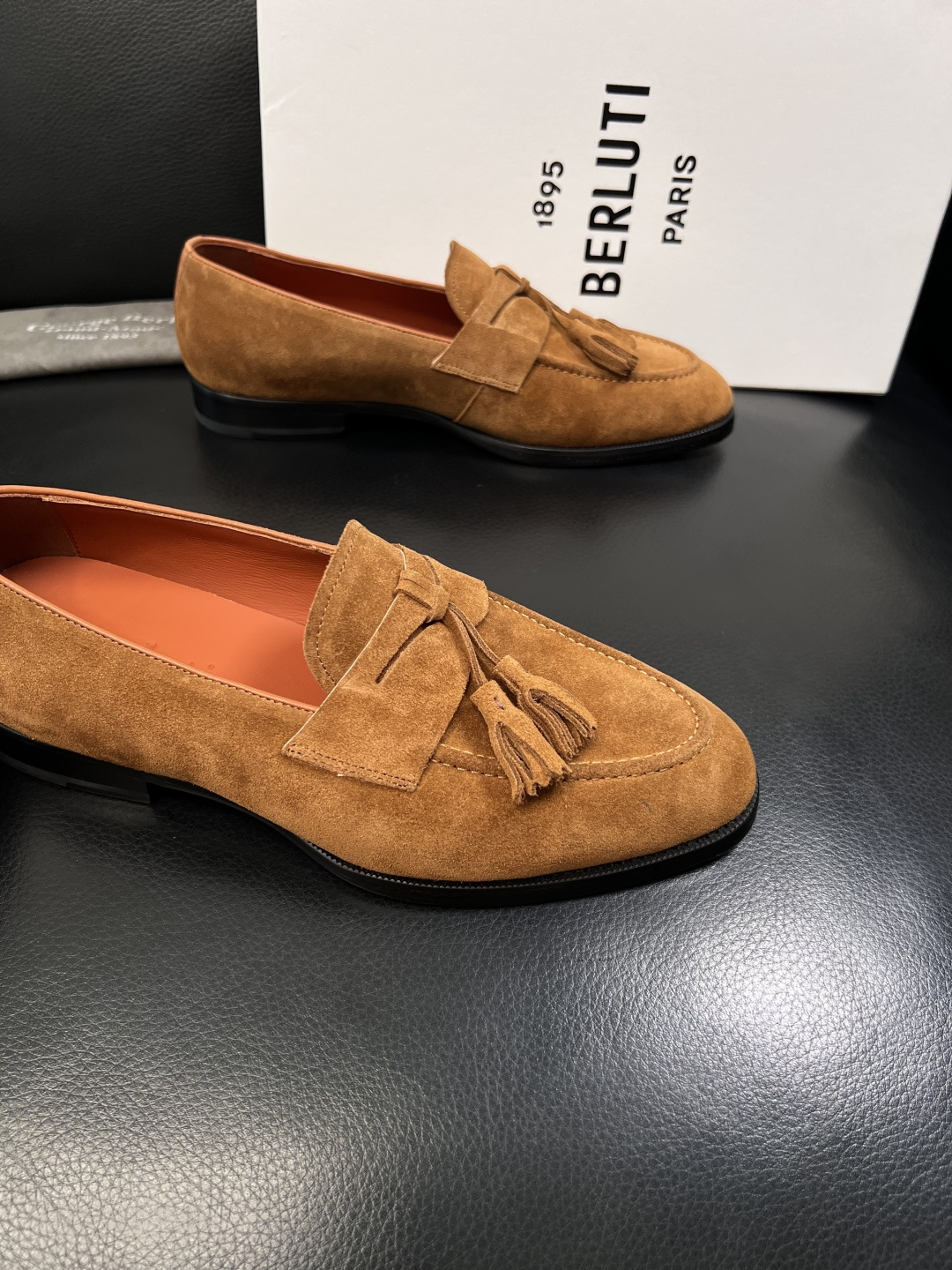 Berluti  高品质  顶级工艺品  布鲁提 专柜同步发售原厂配置，意大利进口牛皮面料，全进口水染牛