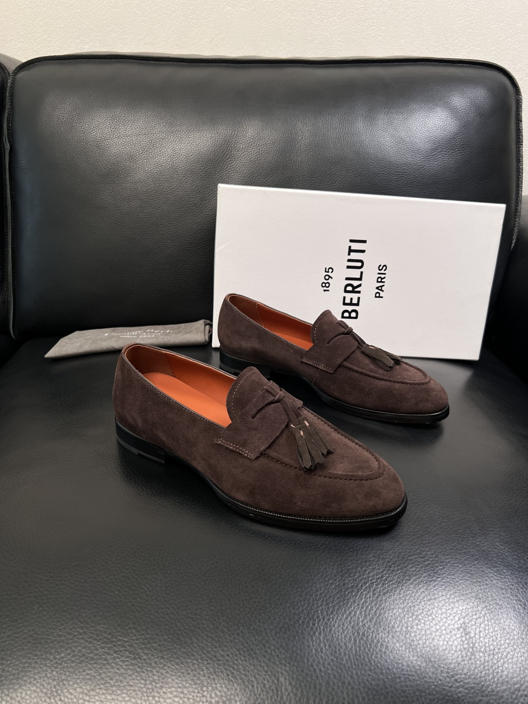 NO:853531,Berluti high-quality top handicrafts. Berluti counters sell original configuration simultaneously, Italian imported cowhide fabrics, fully imported water-dyed cowhide linings, soles specially provided by the original factory and super comfortable, original factory follow-up goods, code number 39-44 (order 38 45 46),,cowhide19860909Berluti 高品质 顶级工艺品 布鲁提 专柜同步发售原厂配置,意大利进口牛皮面料,全进口水染牛皮里垫,鞋底原厂特供原版底超级舒适,原厂跟单货,码数 39-44（订38 45 46）,,cowhide,Men's shoes