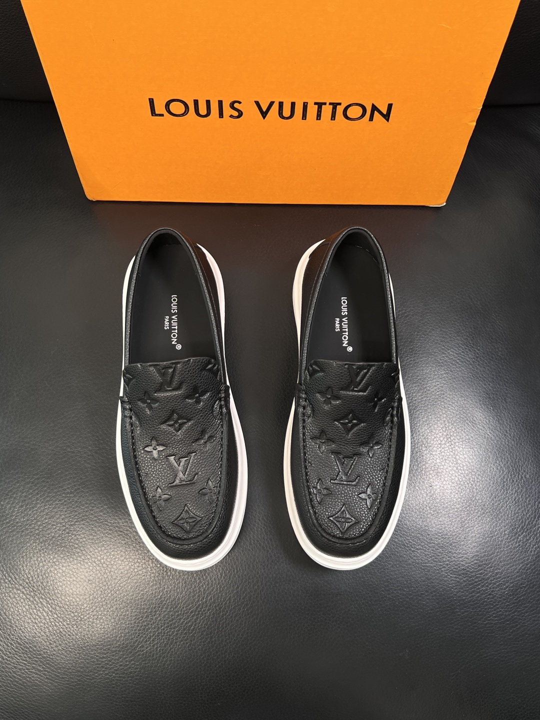 Lv  高品质  顶级工艺品  路易威登，运动板鞋专柜同步，鞋面意大利进口，高品质拼接缤纷色彩复杂工艺品