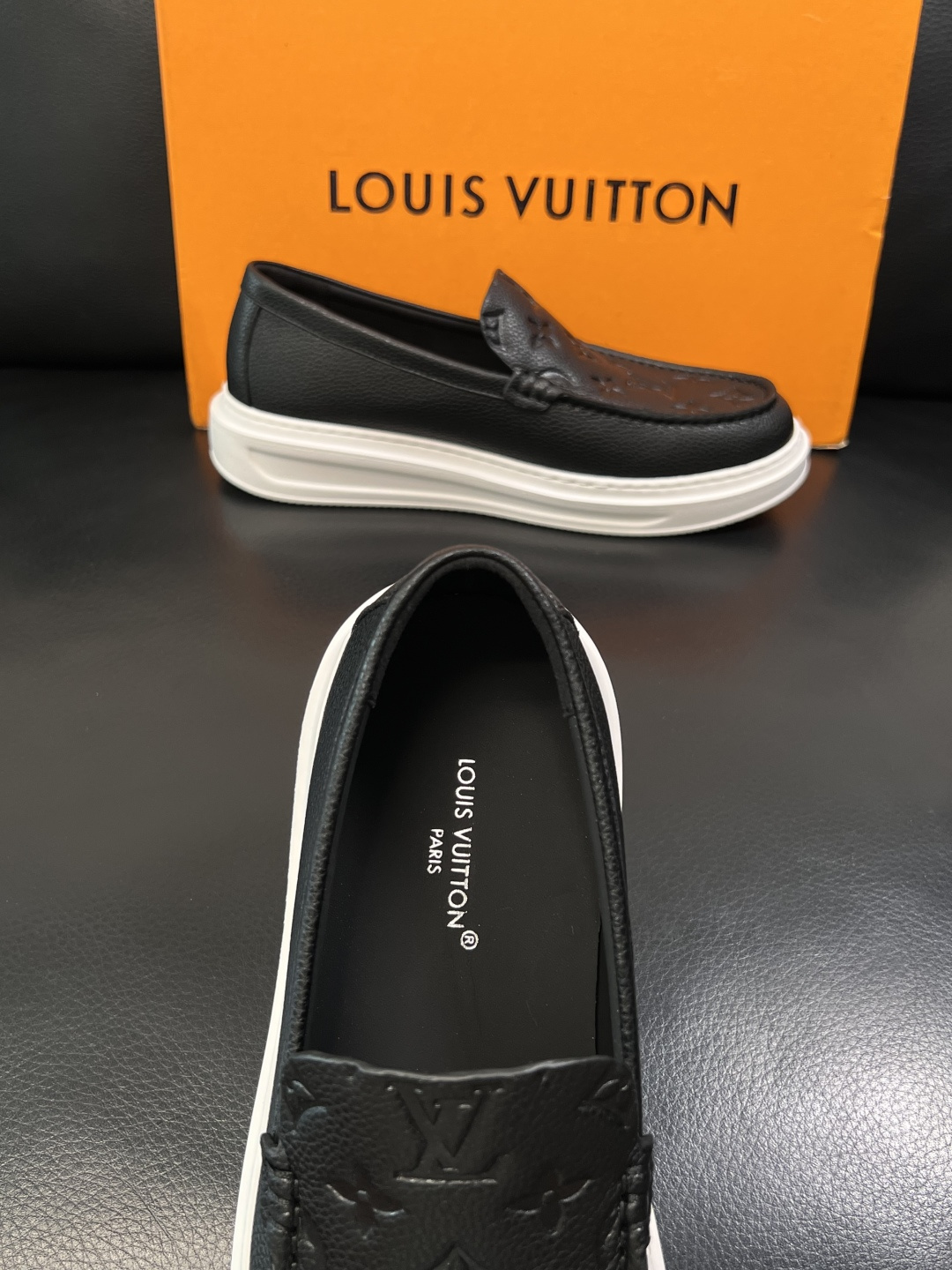 Lv  高品质  顶级工艺品  路易威登，运动板鞋专柜同步，鞋面意大利进口，高品质拼接缤纷色彩复杂工艺品