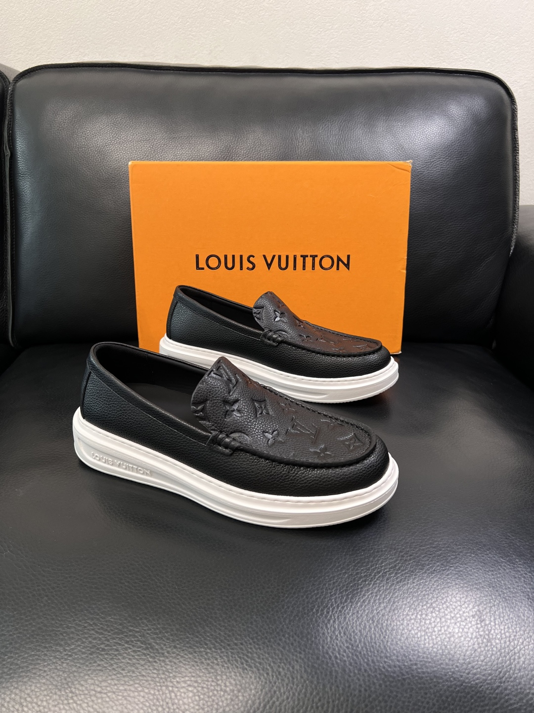Lv  高品质  顶级工艺品  路易威登，运动板鞋专柜同步，鞋面意大利进口，高品质拼接缤纷色彩复杂工艺品