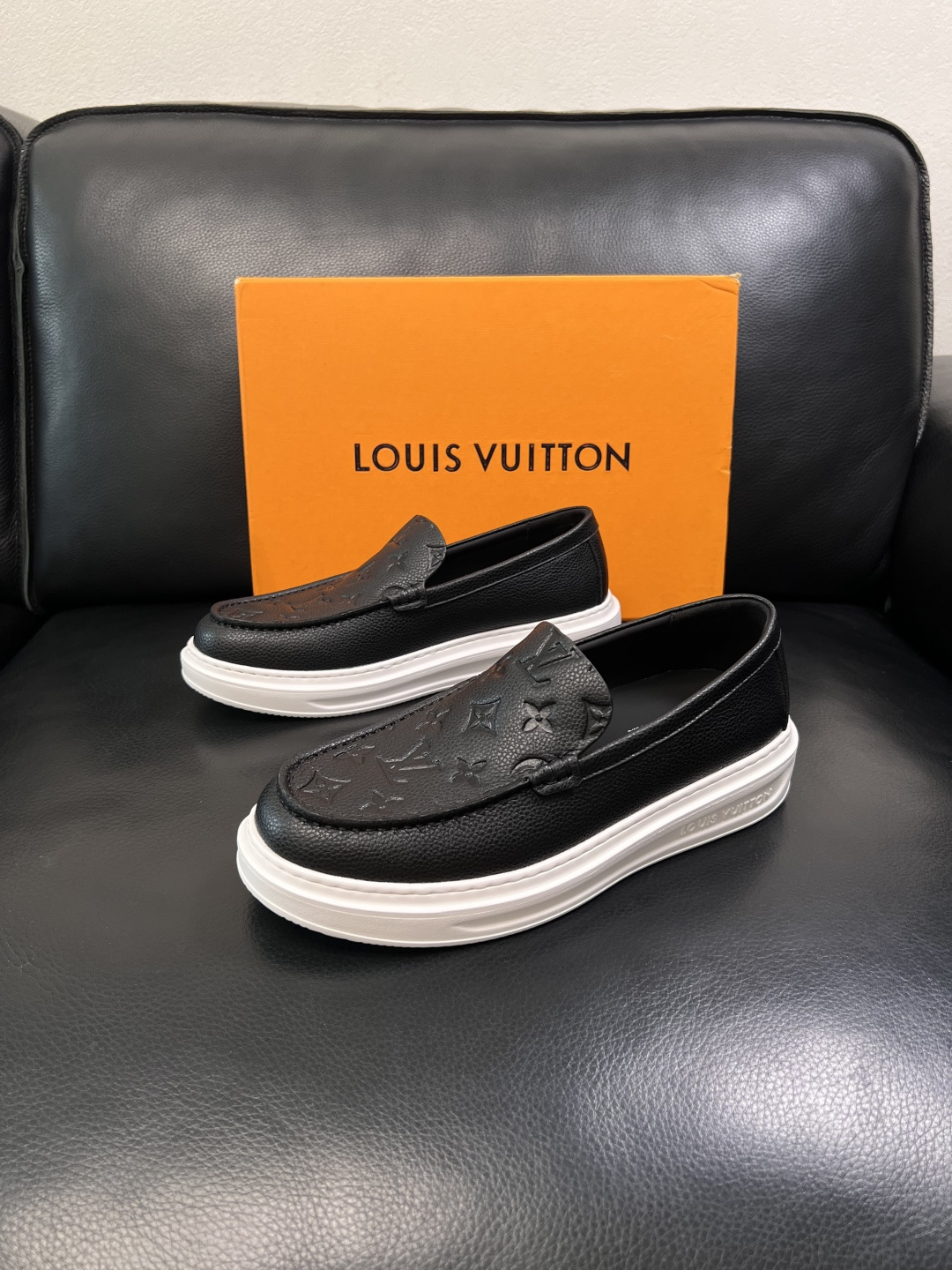 Lv  高品质  顶级工艺品  路易威登，运动板鞋专柜同步，鞋面意大利进口，高品质拼接缤纷色彩复杂工艺品