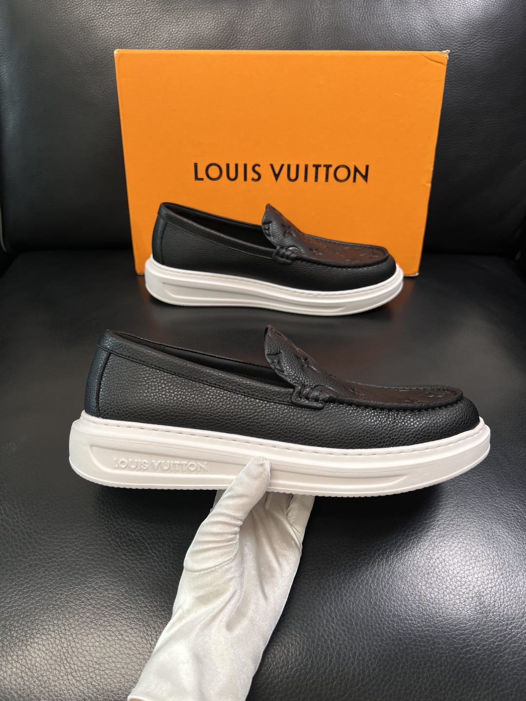 Lv  高品质  顶级工艺品  路易威登，运动板鞋专柜同步，鞋面意大利进口，高品质拼接缤纷色彩复杂工艺品