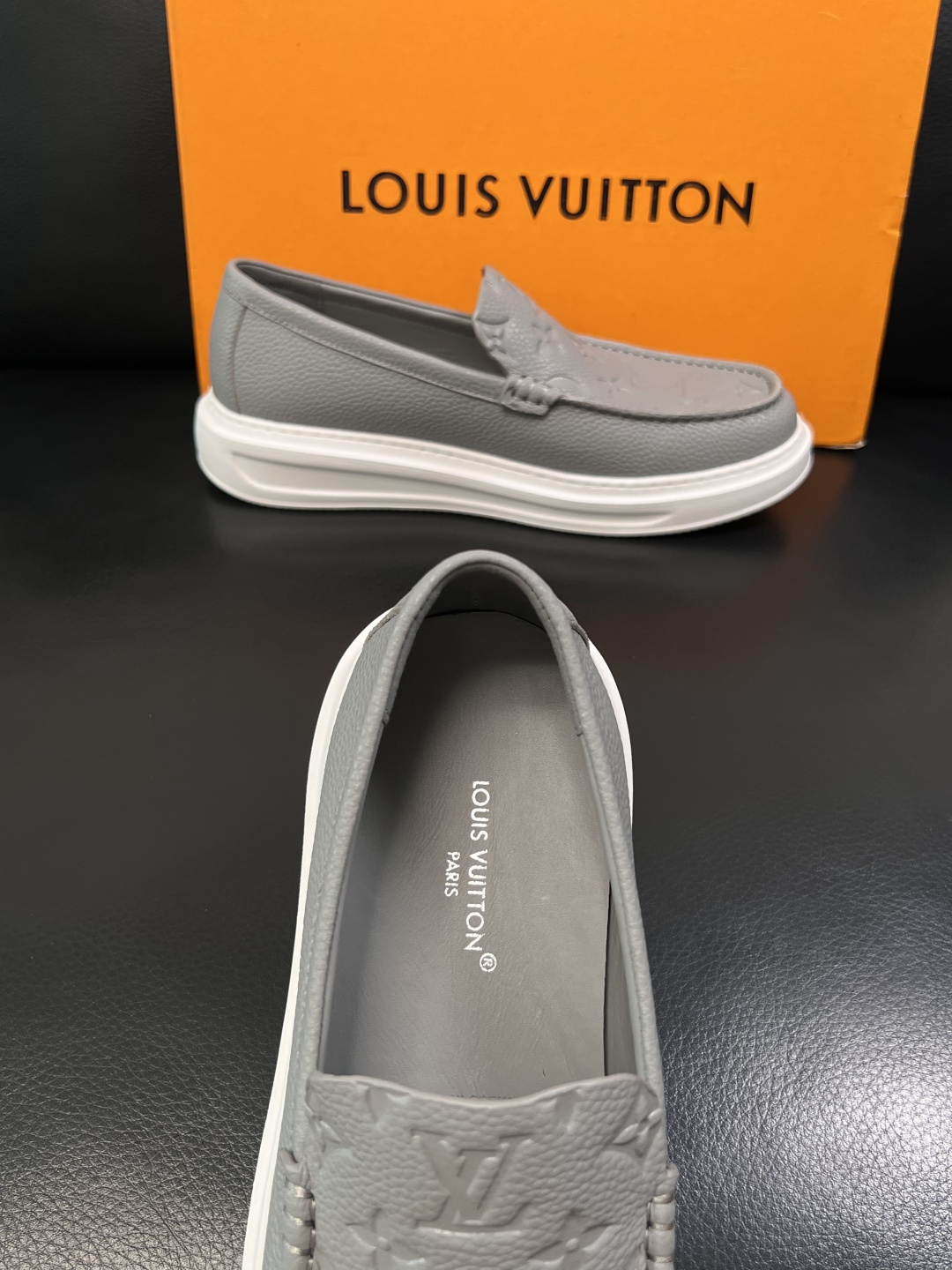 Lv  高品质  顶级工艺品  路易威登，运动板鞋专柜同步，鞋面意大利进口，高品质拼接缤纷色彩复杂工艺品