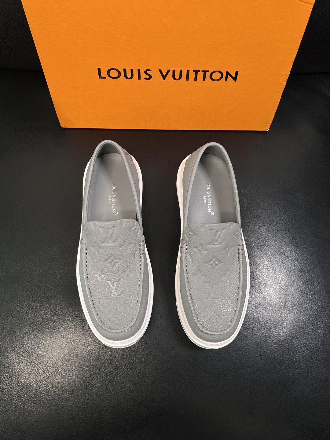 Lv  高品质  顶级工艺品  路易威登，运动板鞋专柜同步，鞋面意大利进口，高品质拼接缤纷色彩复杂工艺品