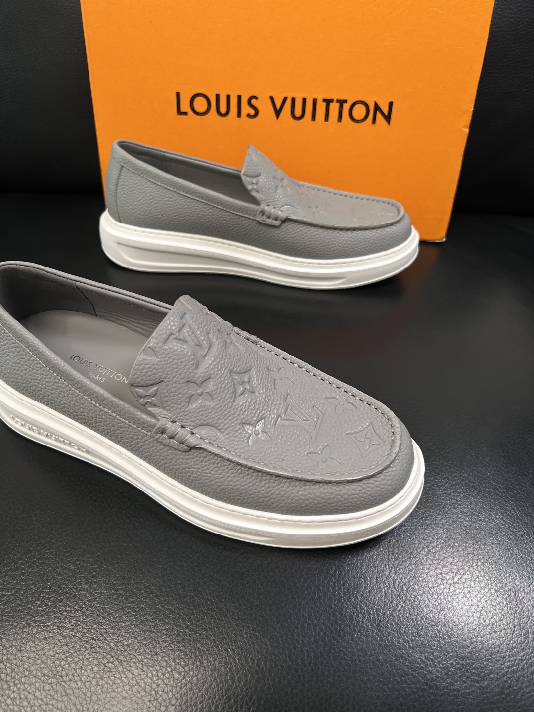 Lv  高品质  顶级工艺品  路易威登，运动板鞋专柜同步，鞋面意大利进口，高品质拼接缤纷色彩复杂工艺品
