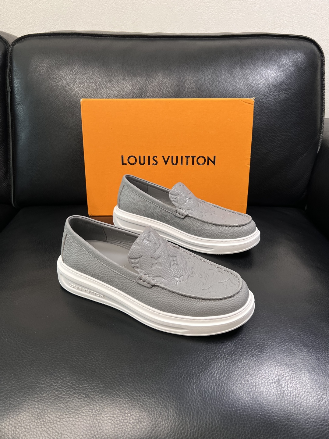 Lv  高品质  顶级工艺品  路易威登，运动板鞋专柜同步，鞋面意大利进口，高品质拼接缤纷色彩复杂工艺品