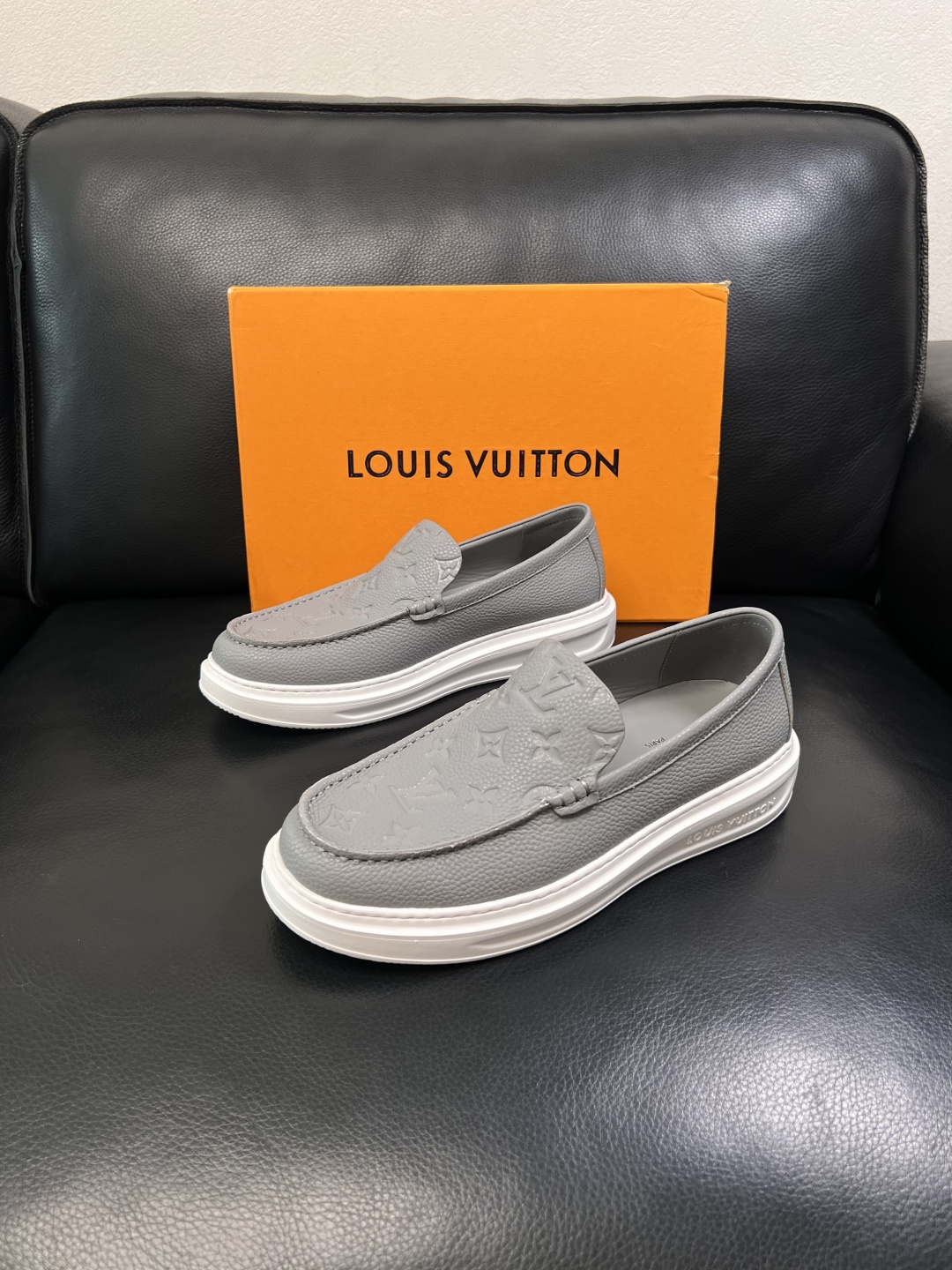Lv  高品质  顶级工艺品  路易威登，运动板鞋专柜同步，鞋面意大利进口，高品质拼接缤纷色彩复杂工艺品