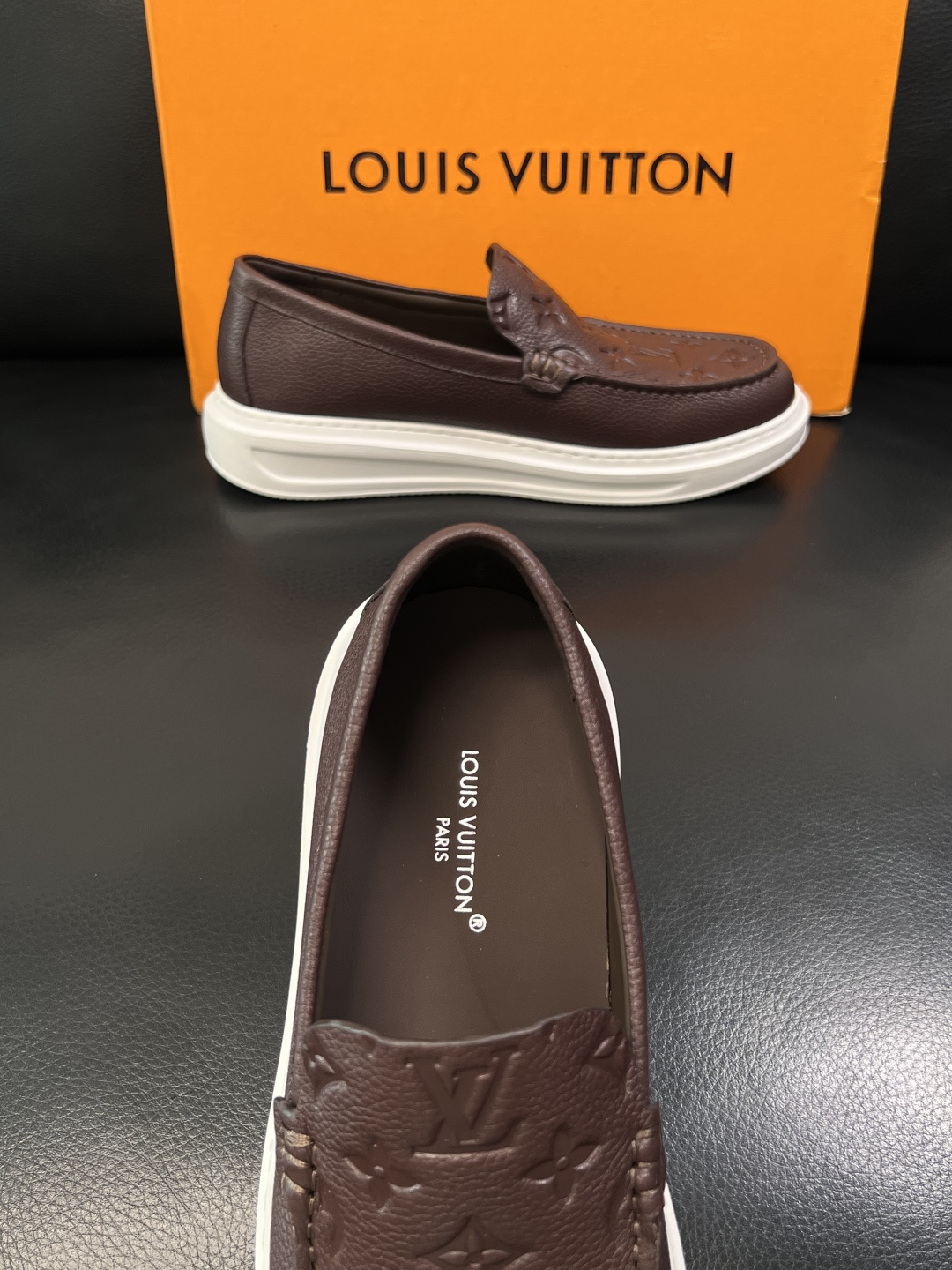 Lv  高品质  顶级工艺品  路易威登，运动板鞋专柜同步，鞋面意大利进口，高品质拼接缤纷色彩复杂工艺品