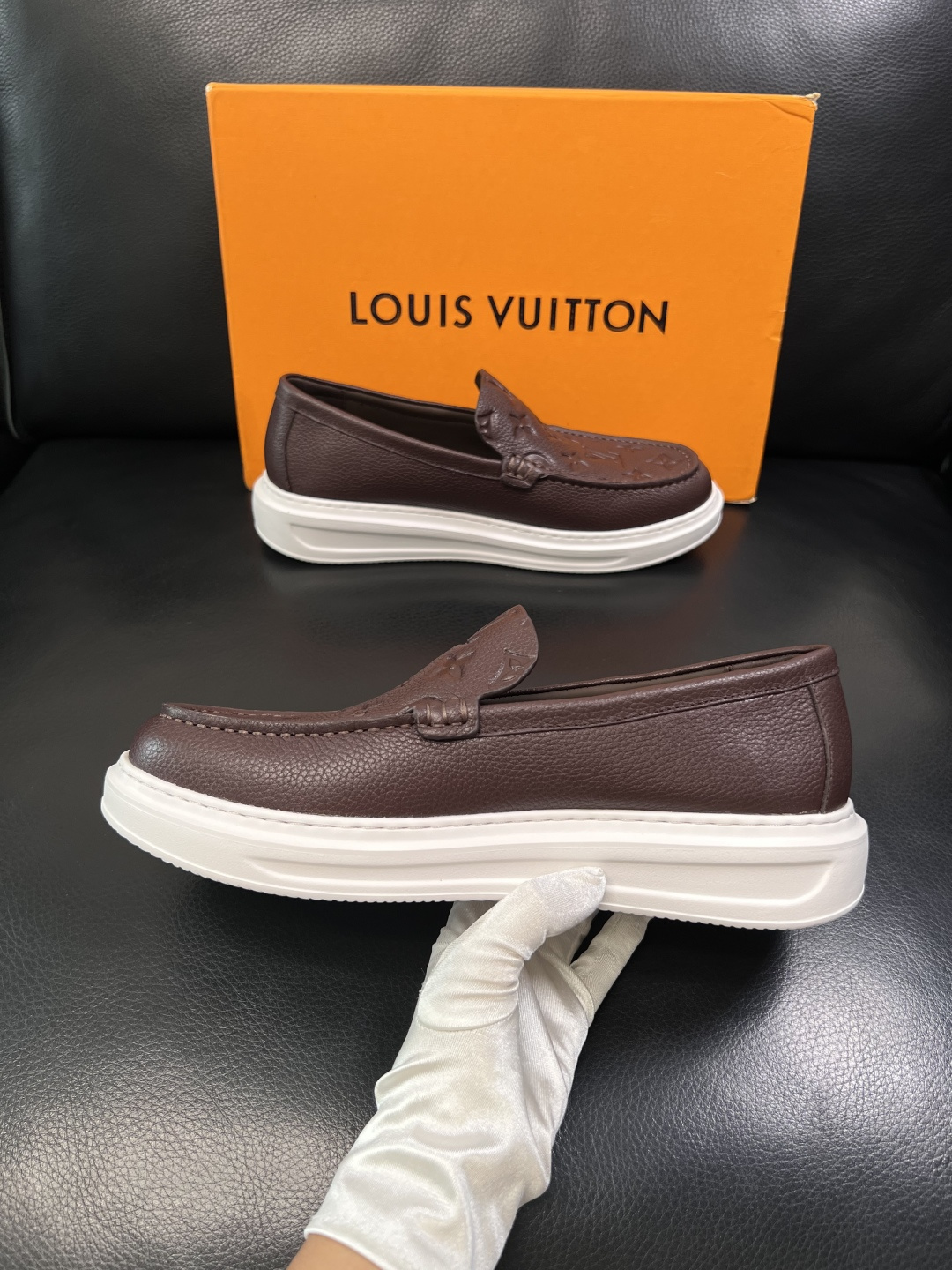 Lv  高品质  顶级工艺品  路易威登，运动板鞋专柜同步，鞋面意大利进口，高品质拼接缤纷色彩复杂工艺品