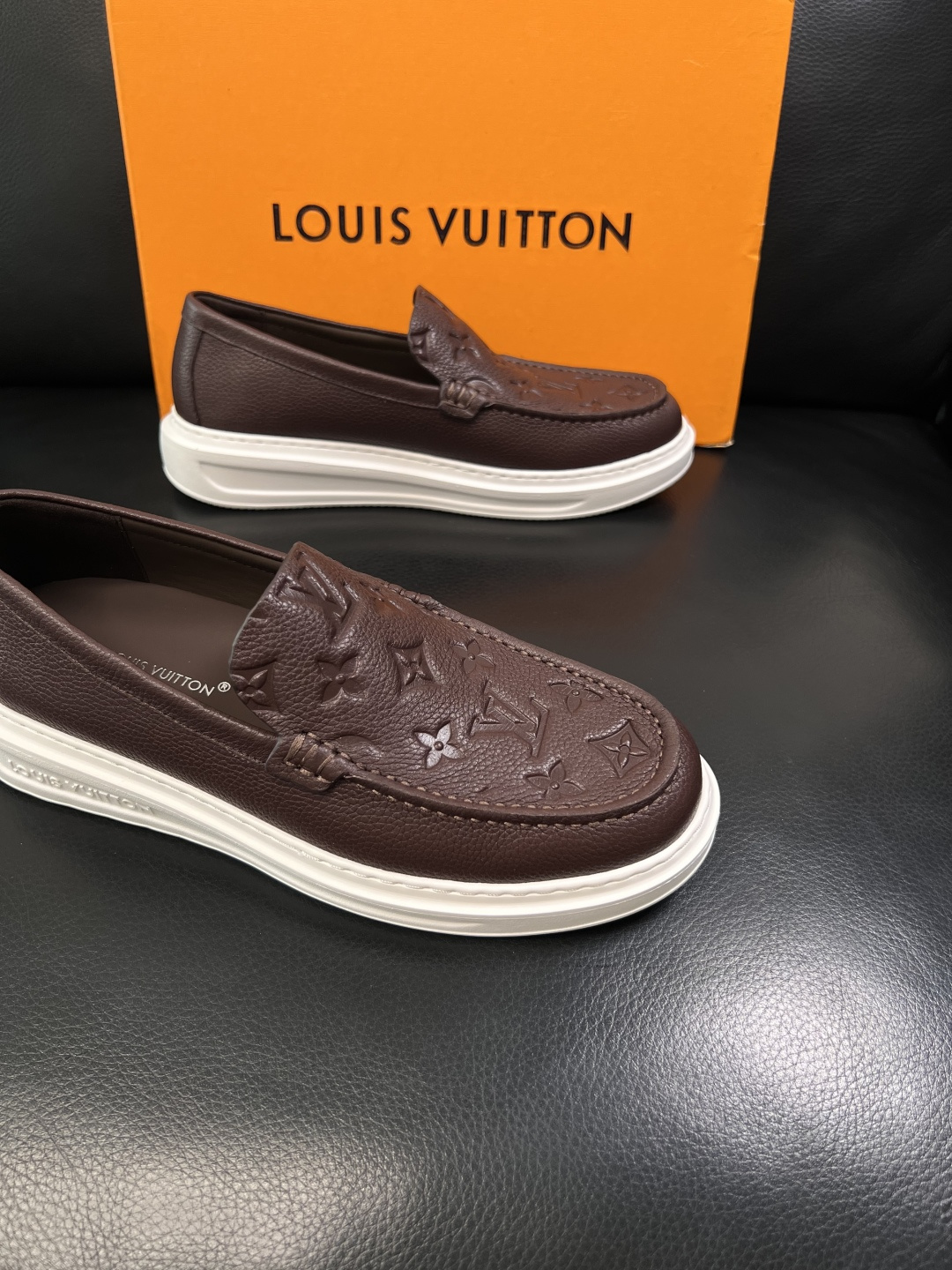 Lv  高品质  顶级工艺品  路易威登，运动板鞋专柜同步，鞋面意大利进口，高品质拼接缤纷色彩复杂工艺品