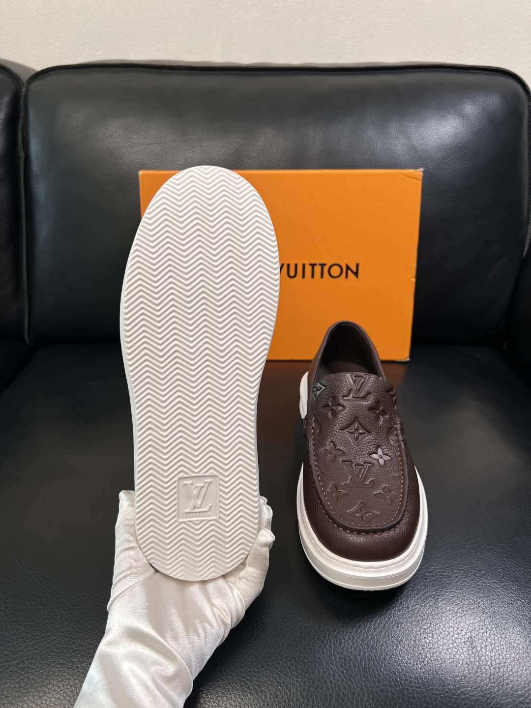 Lv  高品质  顶级工艺品  路易威登，运动板鞋专柜同步，鞋面意大利进口，高品质拼接缤纷色彩复杂工艺品