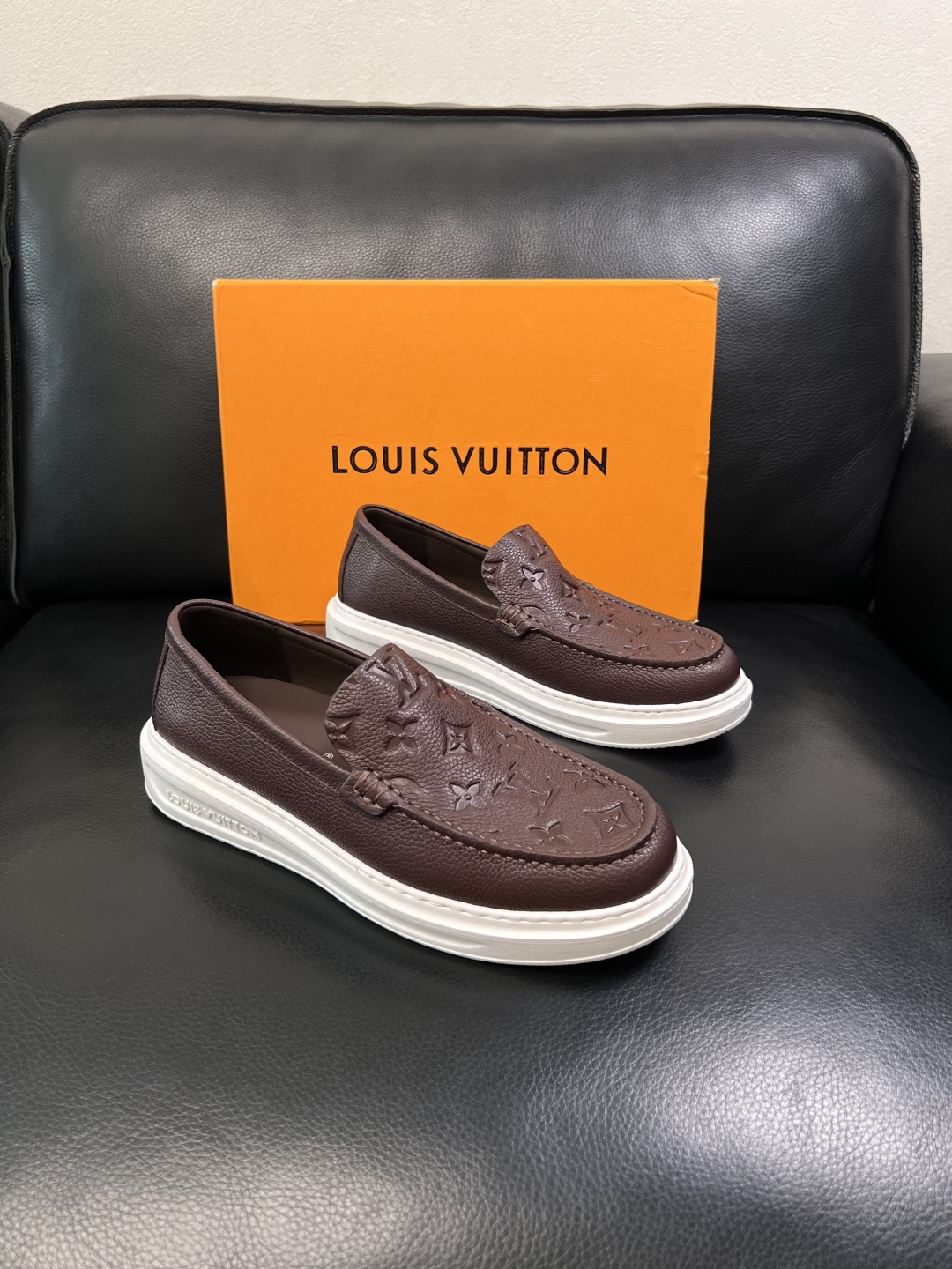 Lv  高品质  顶级工艺品  路易威登，运动板鞋专柜同步，鞋面意大利进口，高品质拼接缤纷色彩复杂工艺品