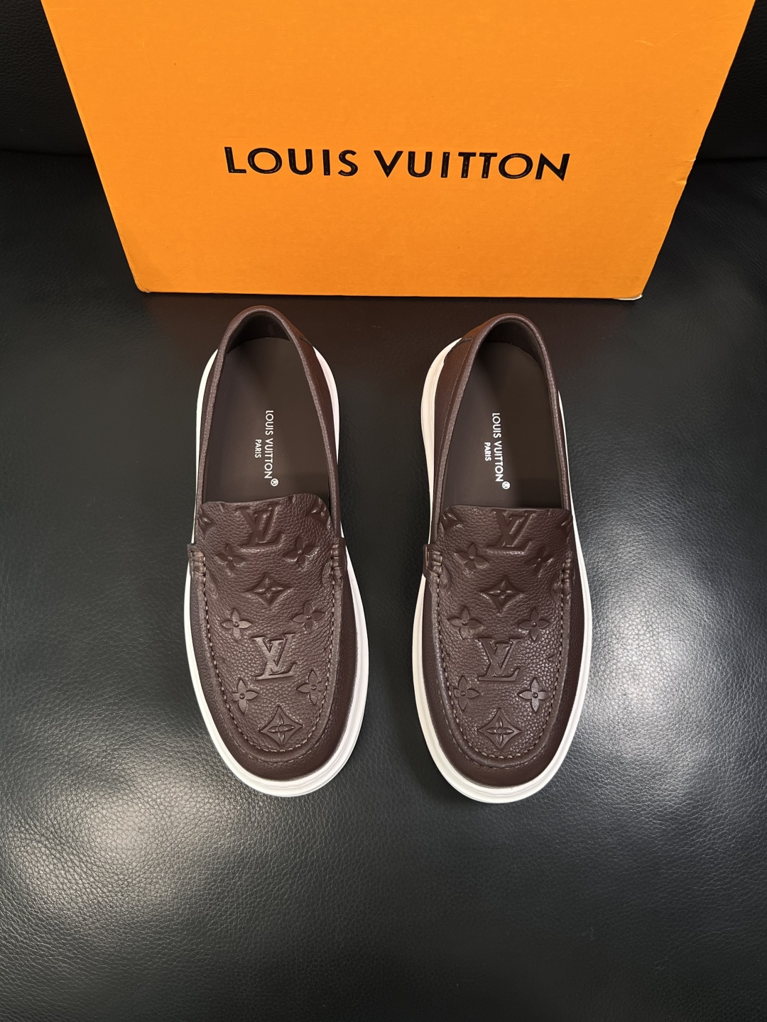 Lv  高品质  顶级工艺品  路易威登，运动板鞋专柜同步，鞋面意大利进口，高品质拼接缤纷色彩复杂工艺品