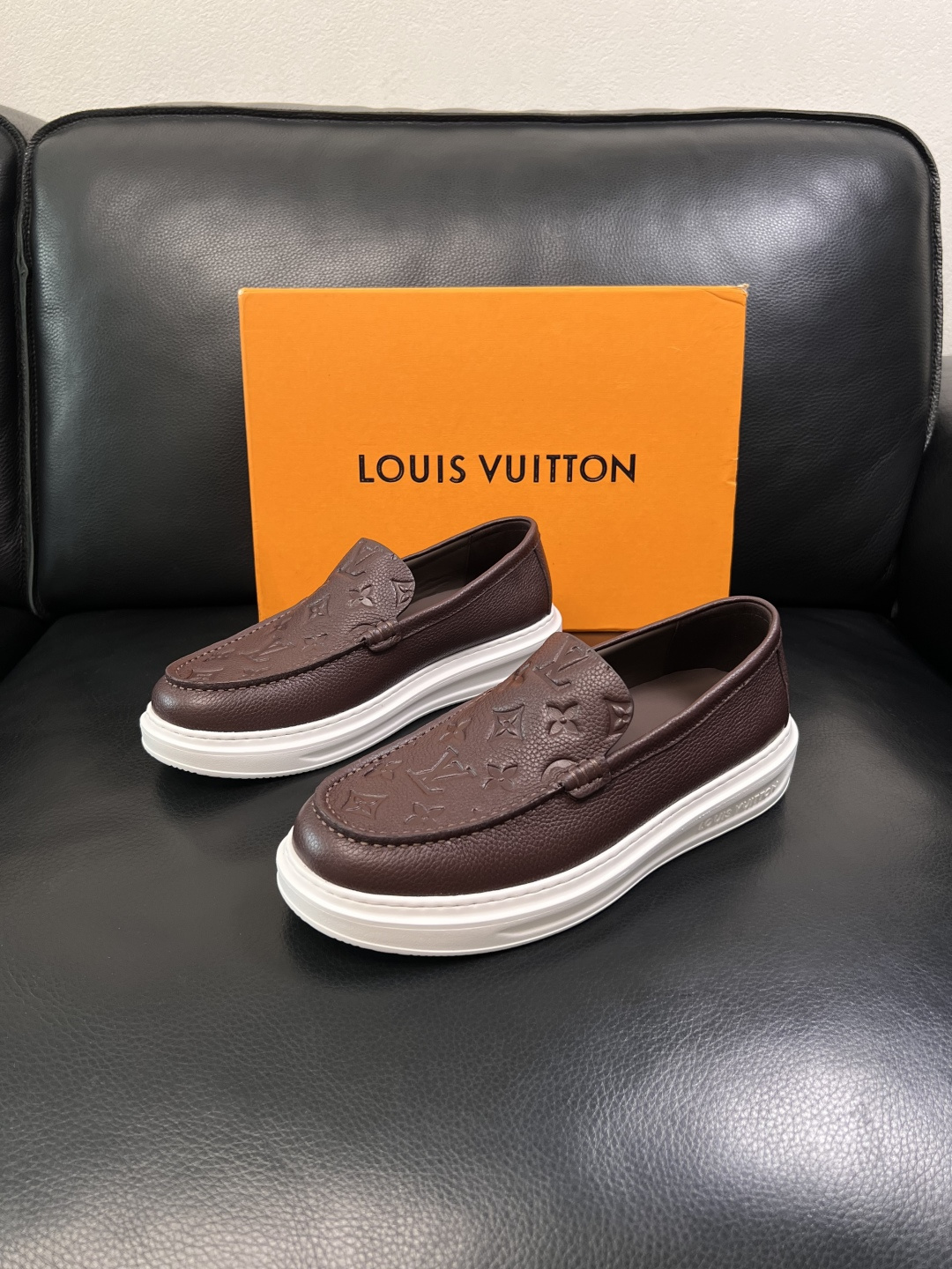 Lv  高品质  顶级工艺品  路易威登，运动板鞋专柜同步，鞋面意大利进口，高品质拼接缤纷色彩复杂工艺品