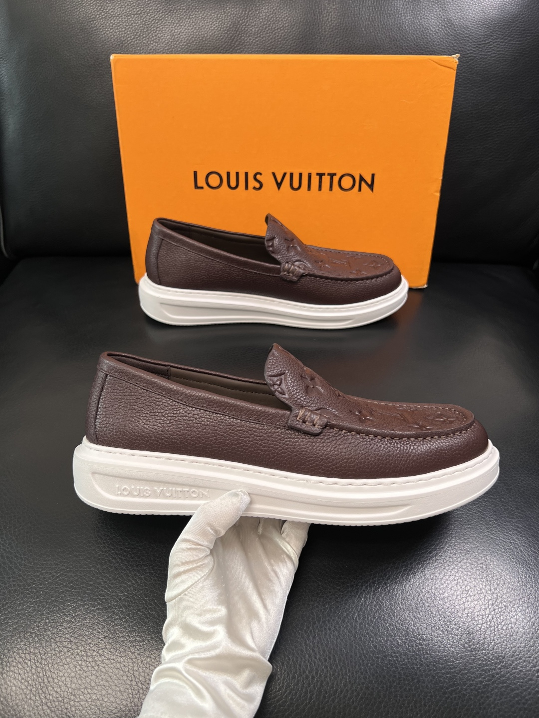 Lv  高品质  顶级工艺品  路易威登，运动板鞋专柜同步，鞋面意大利进口，高品质拼接缤纷色彩复杂工艺品
