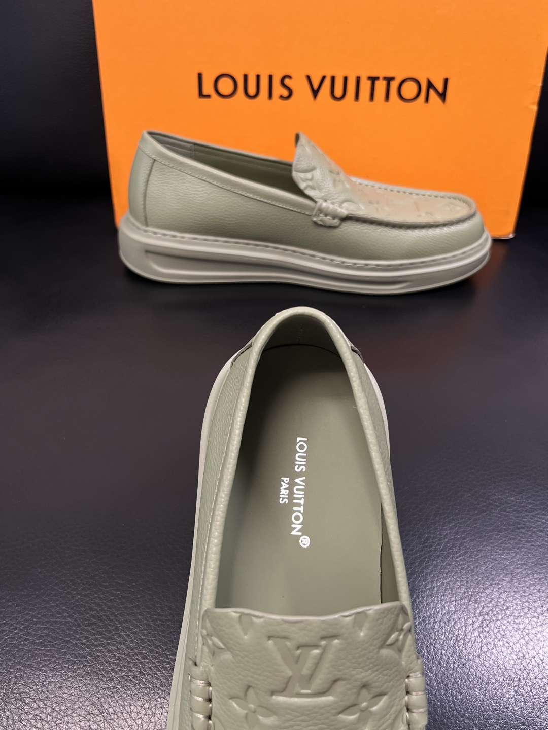 Lv  高品质  顶级工艺品  路易威登，运动板鞋专柜同步，鞋面意大利进口，高品质拼接缤纷色彩复杂工艺品