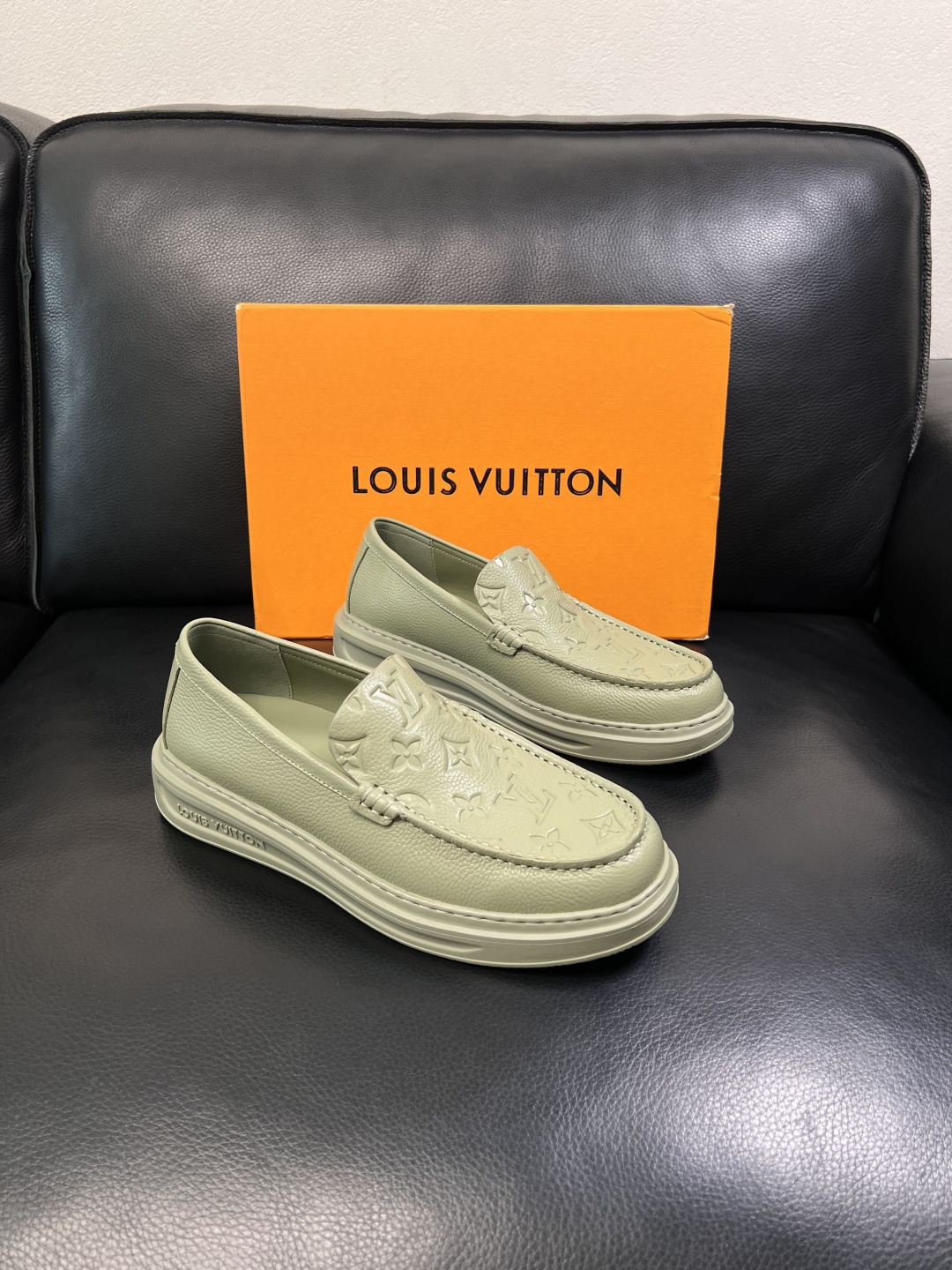 Lv  高品质  顶级工艺品  路易威登，运动板鞋专柜同步，鞋面意大利进口，高品质拼接缤纷色彩复杂工艺品