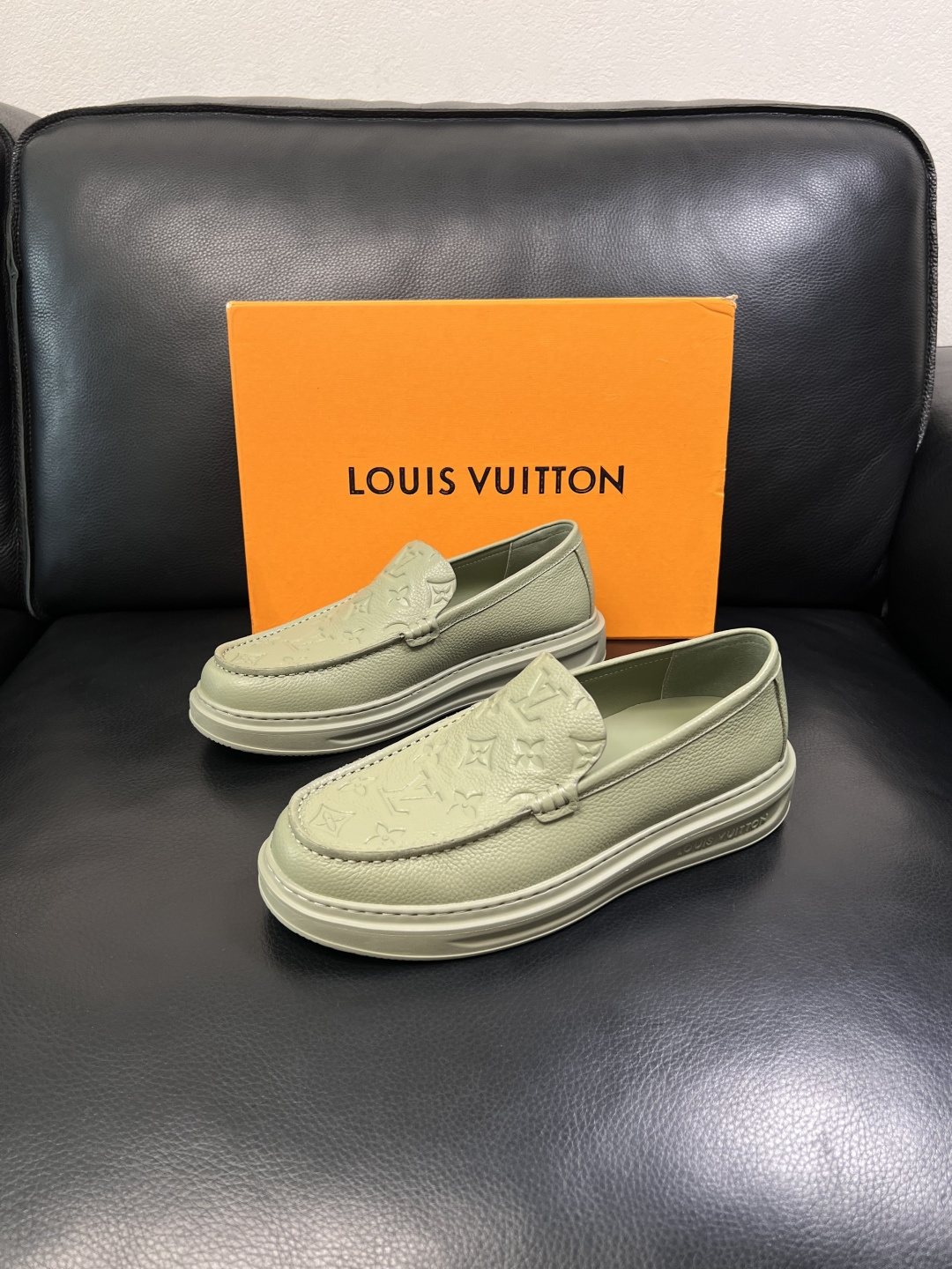 Lv  高品质  顶级工艺品  路易威登，运动板鞋专柜同步，鞋面意大利进口，高品质拼接缤纷色彩复杂工艺品