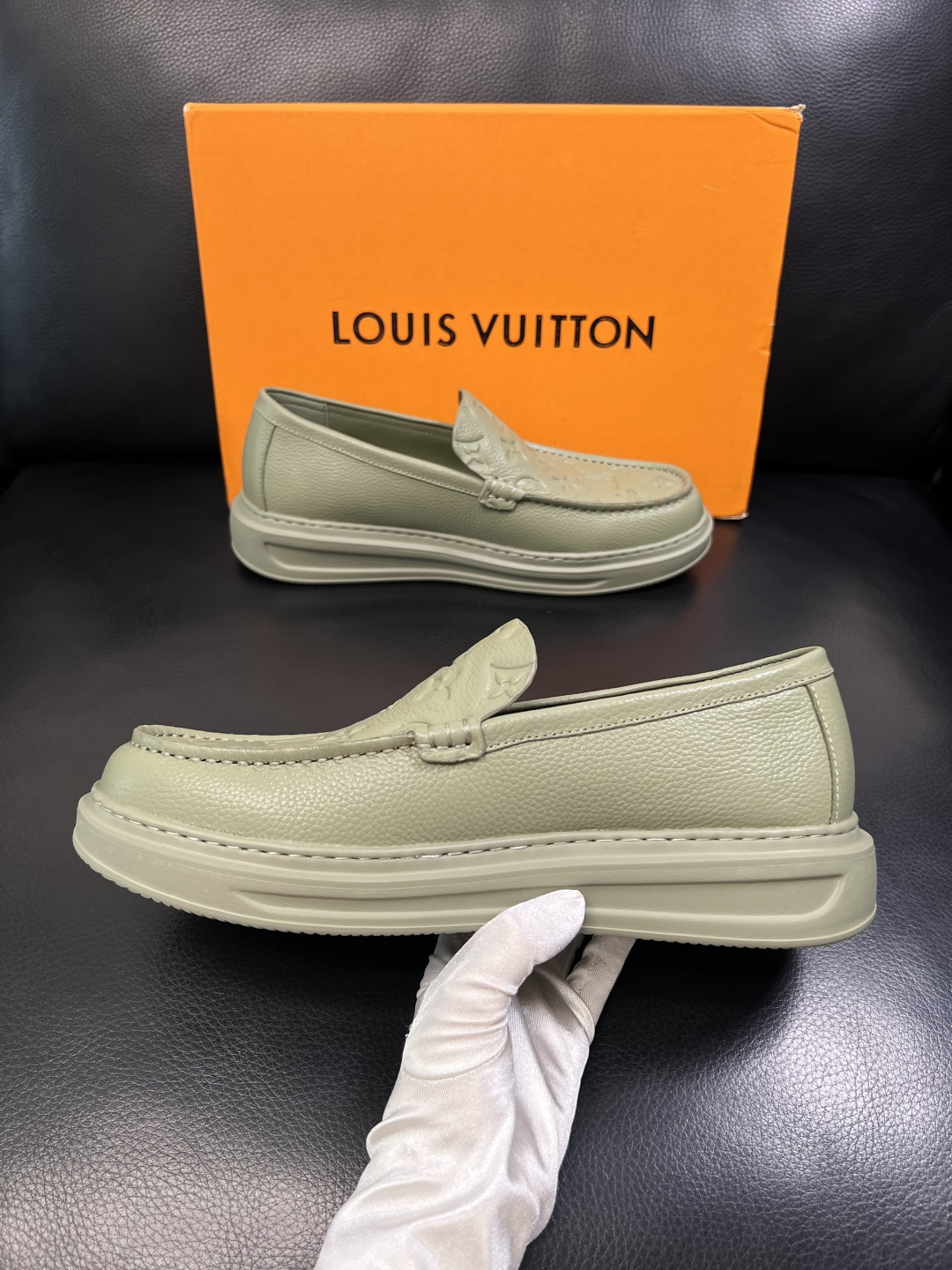 Lv  高品质  顶级工艺品  路易威登，运动板鞋专柜同步，鞋面意大利进口，高品质拼接缤纷色彩复杂工艺品