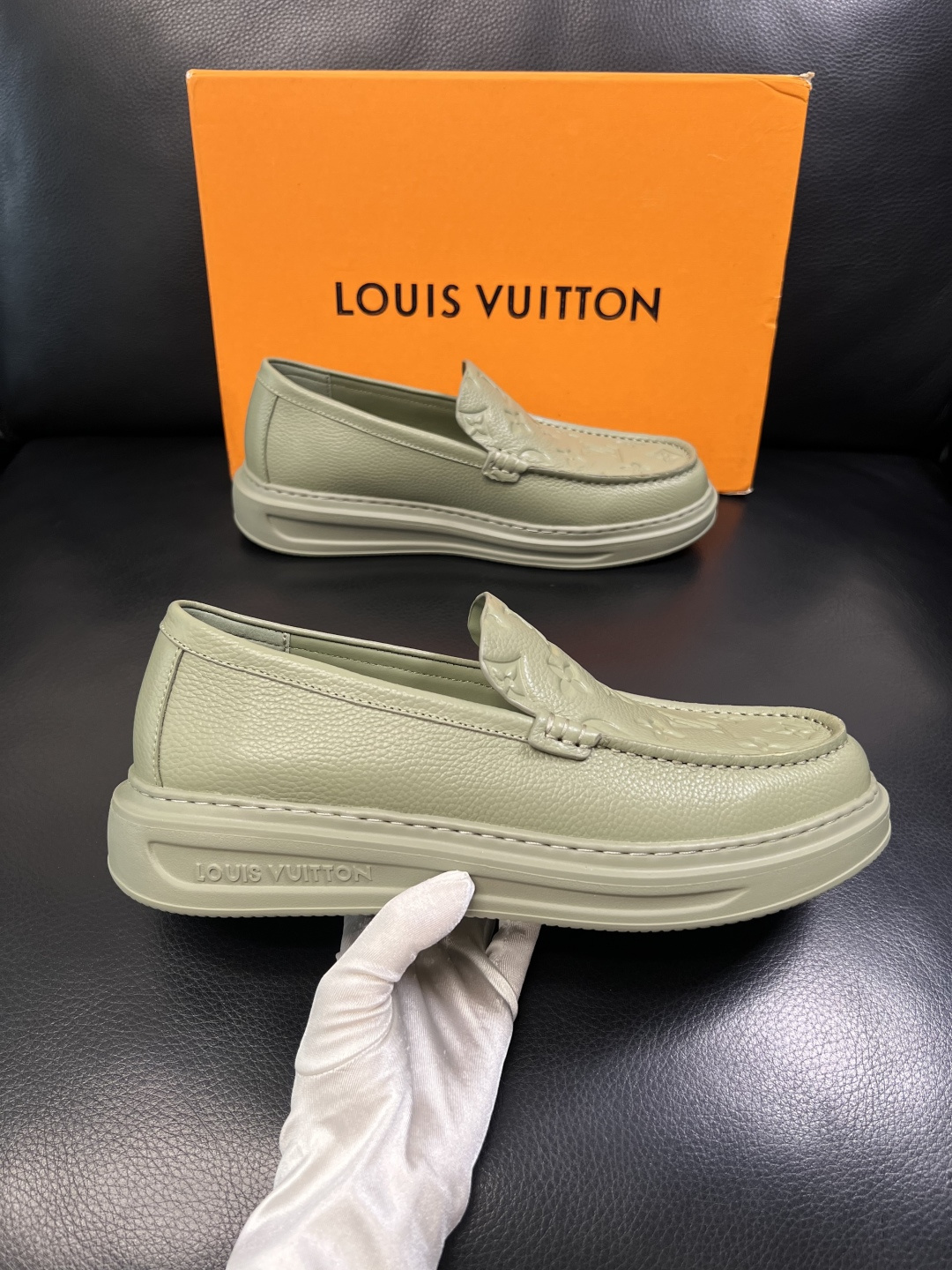 Lv  高品质  顶级工艺品  路易威登，运动板鞋专柜同步，鞋面意大利进口，高品质拼接缤纷色彩复杂工艺品